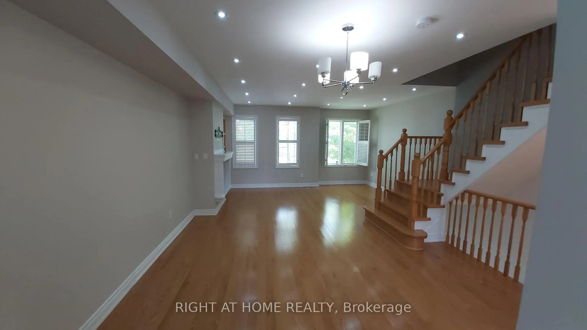 Photo 6 of 28 Pond Drive, Markham, Commerce Valley — HOMEH