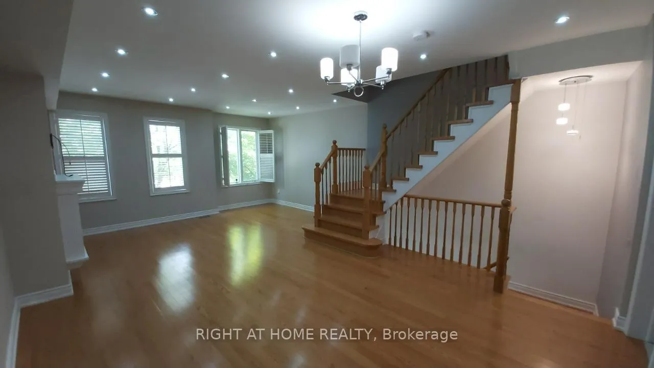 Photo 7 of 28 Pond Drive, Markham, Commerce Valley — HOMEH