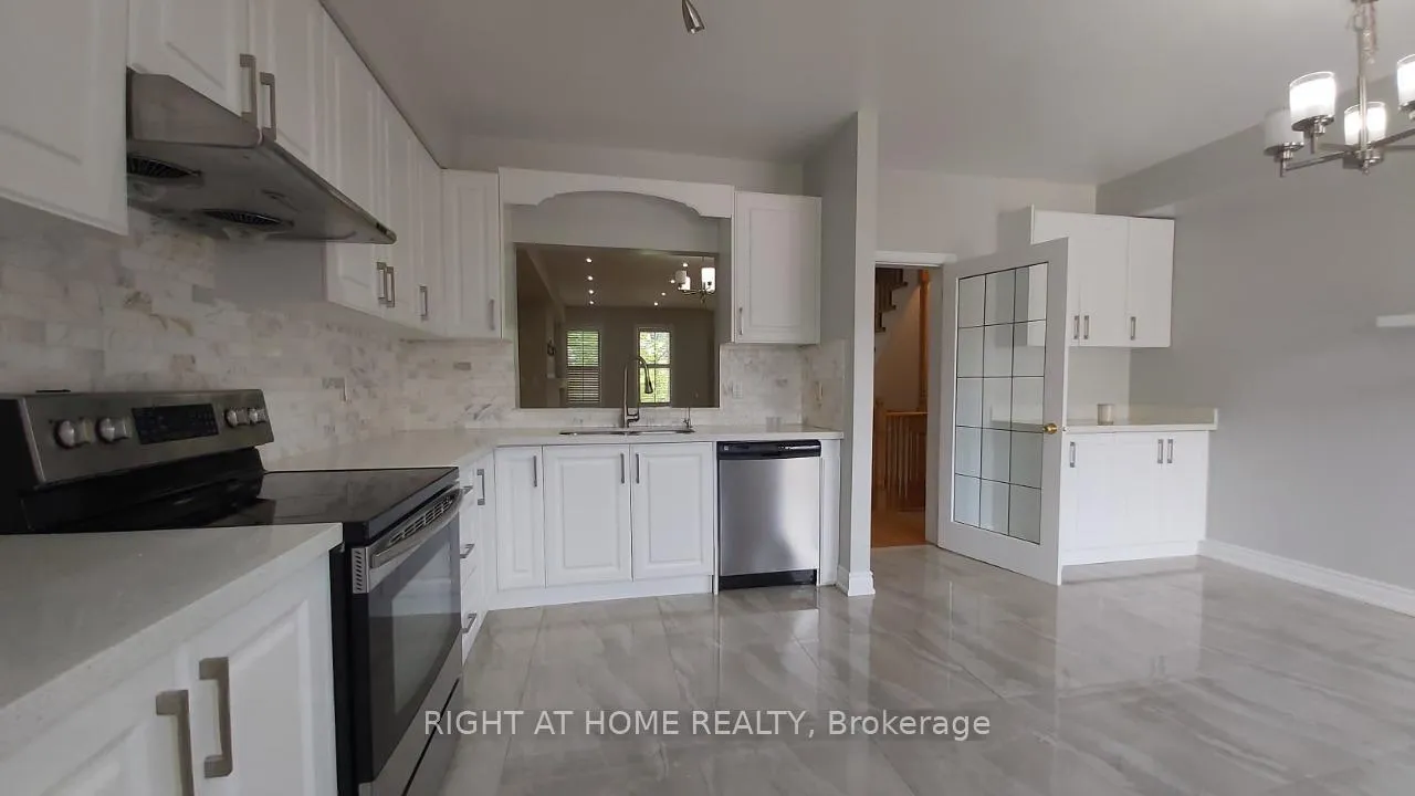 Photo 8 of 28 Pond Drive, Markham, Commerce Valley — HOMEH