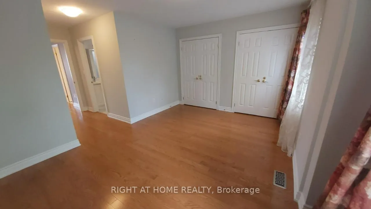 Photo 9 of 28 Pond Drive, Markham, Commerce Valley — HOMEH