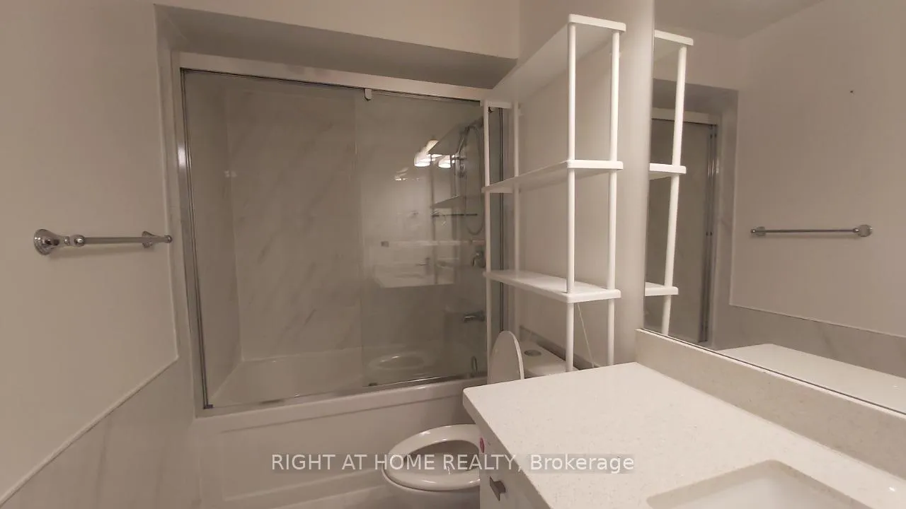 Photo 10 of 28 Pond Drive, Markham, Commerce Valley — HOMEH