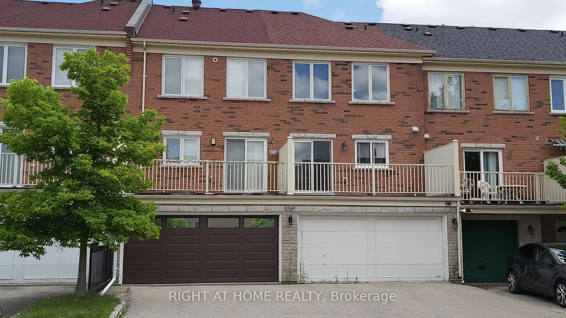 Photo 12 of 28 Pond Drive, Markham, Commerce Valley — HOMEH
