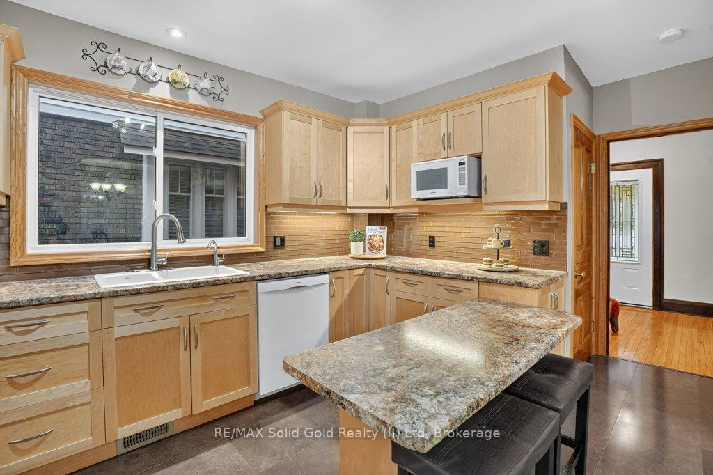 Photo 11 of 28 Troy Street, Kitchener — HOMEH