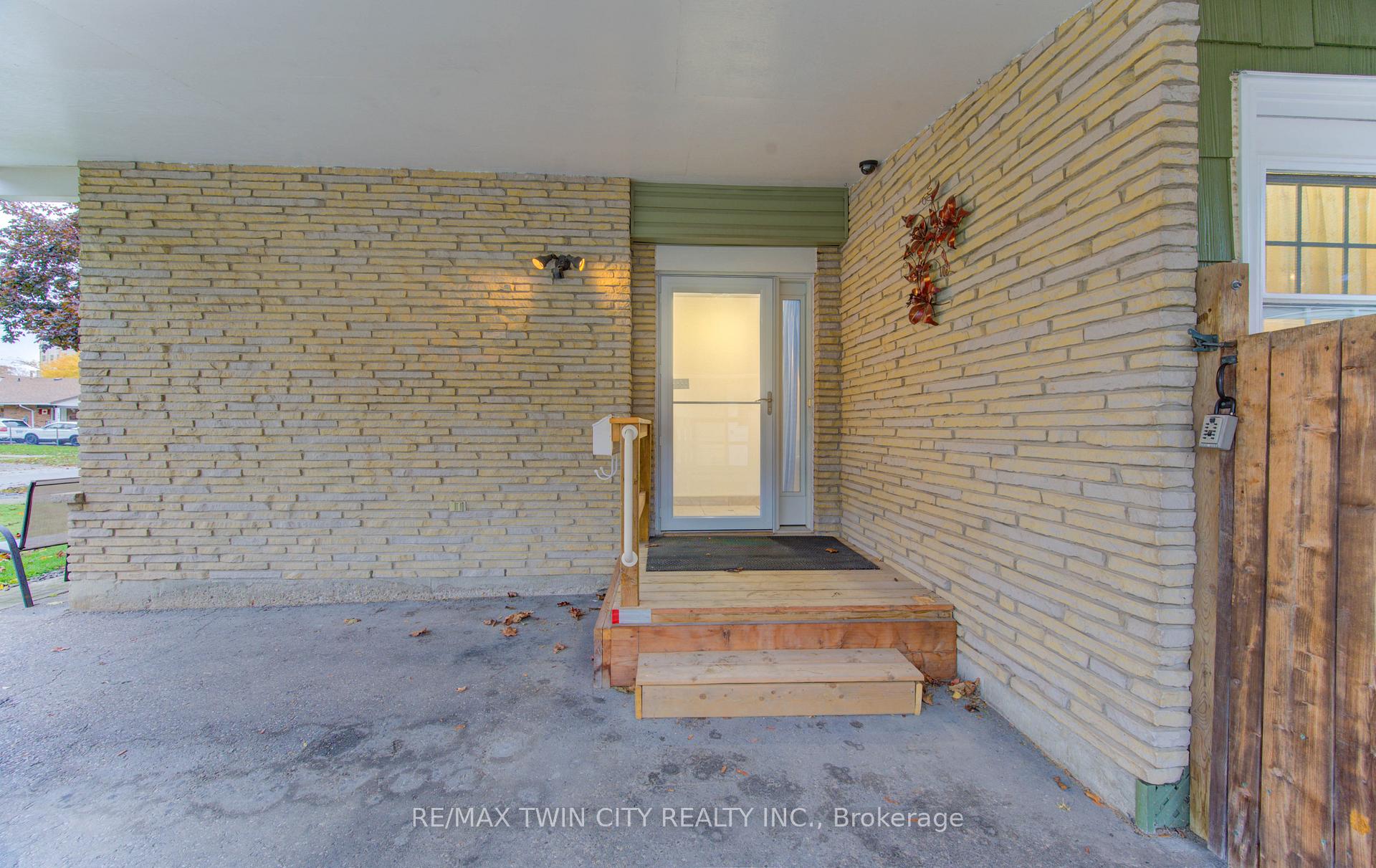 Photo 4 of 114 Selkirk Drive, Kitchener — HOMEH