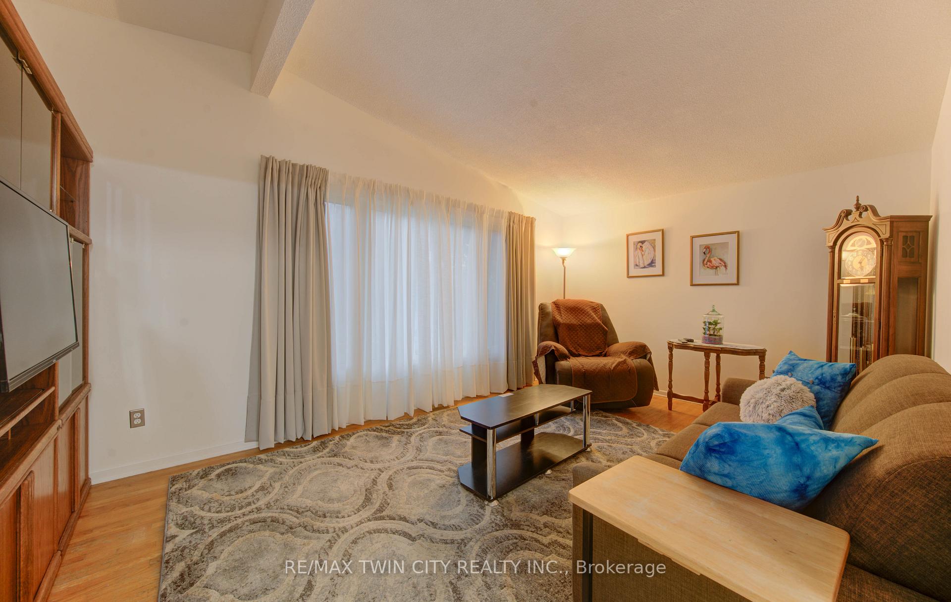 Photo 5 of 114 Selkirk Drive, Kitchener — HOMEH