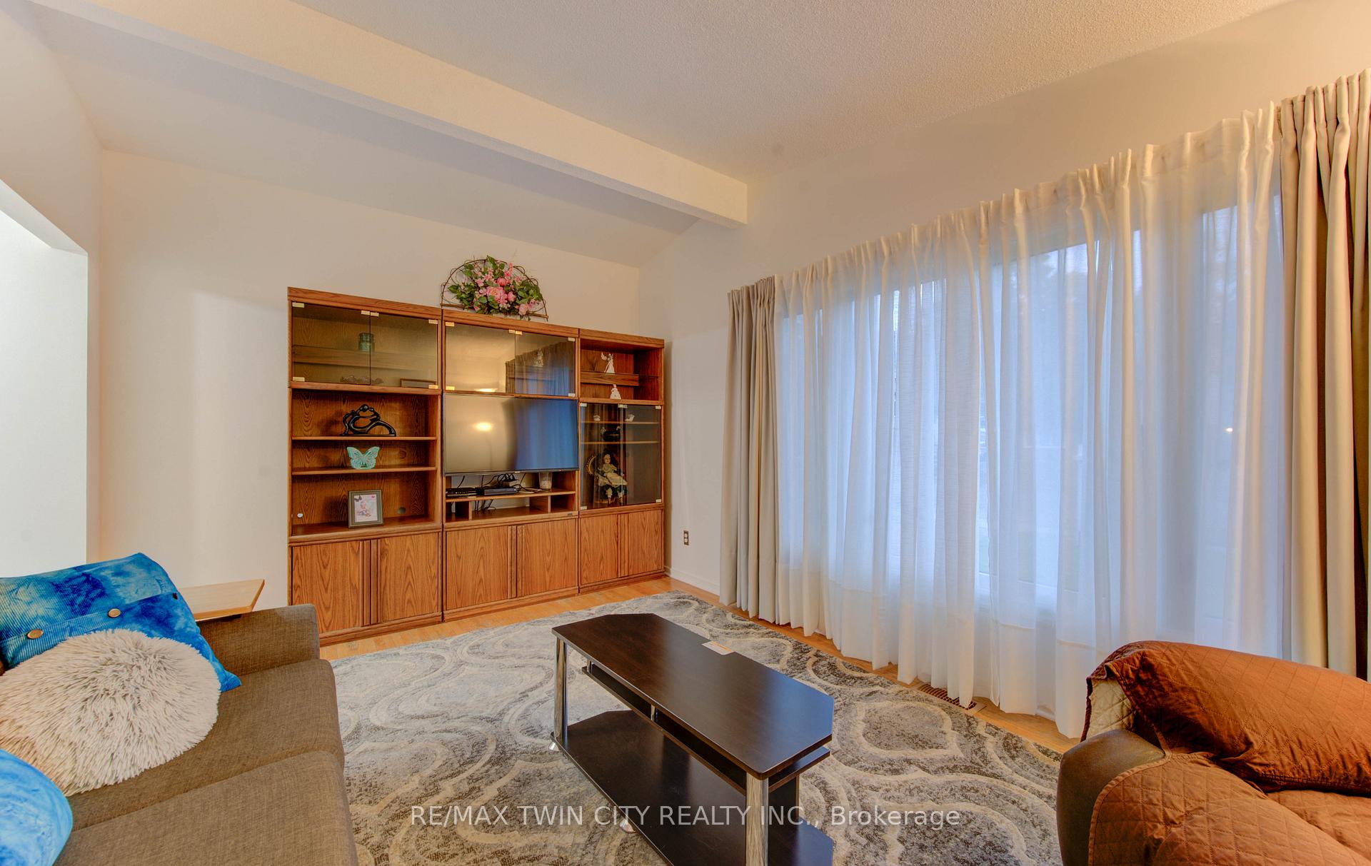 Photo 8 of 114 Selkirk Drive, Kitchener — HOMEH