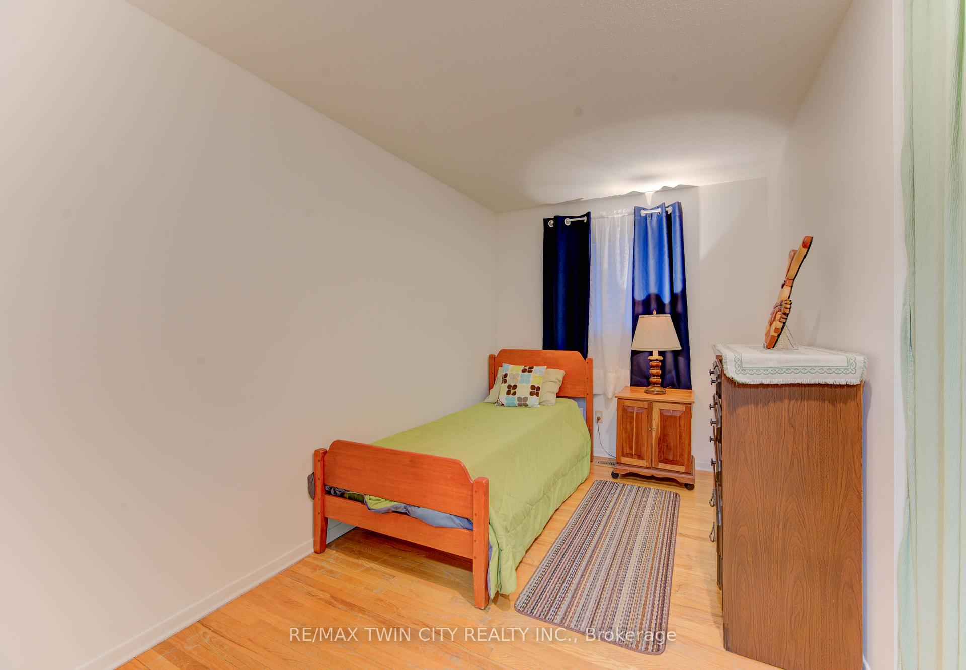 Photo 12 of 114 Selkirk Drive, Kitchener — HOMEH