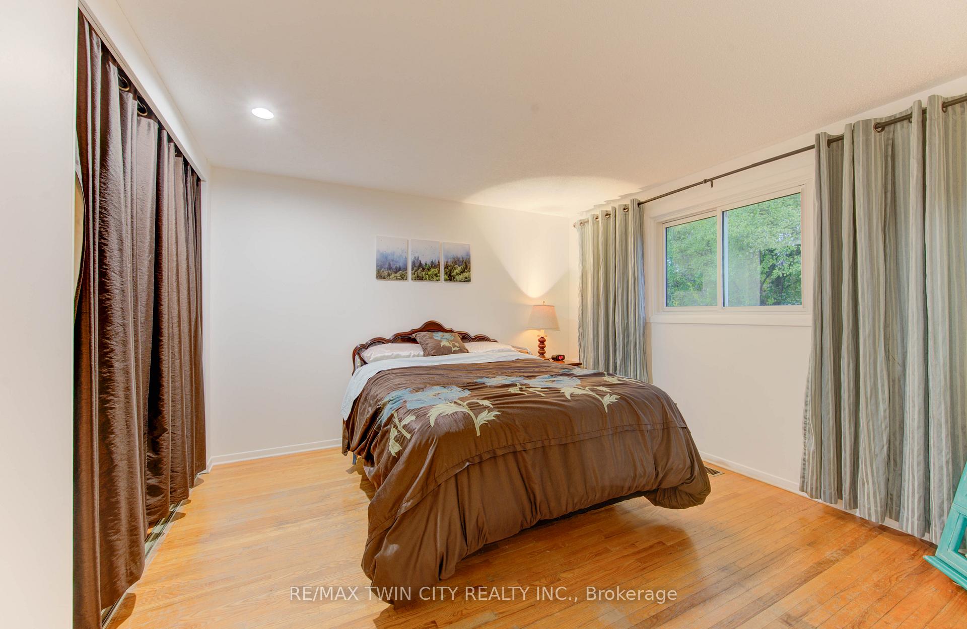 Photo 14 of 114 Selkirk Drive, Kitchener — HOMEH