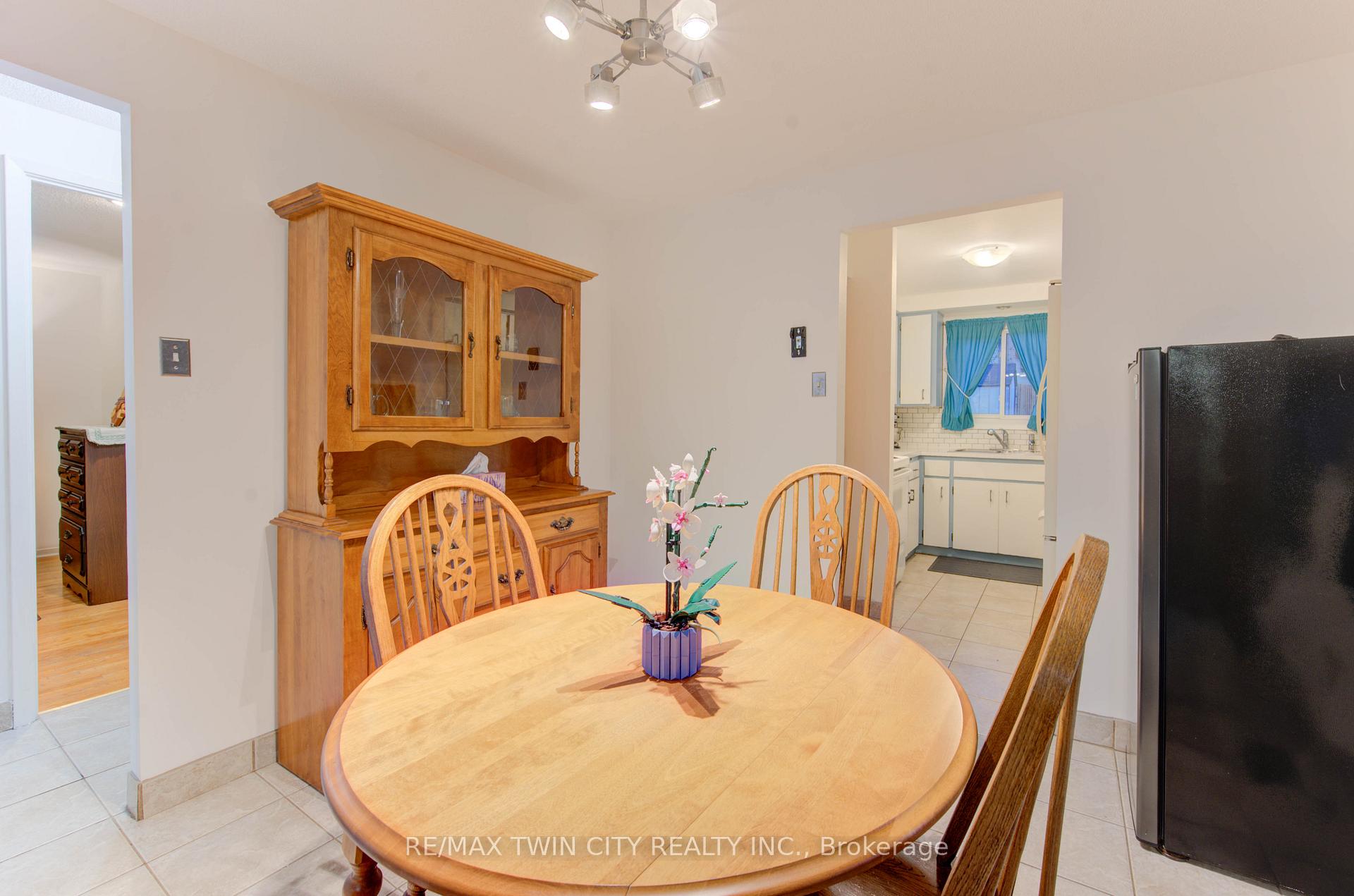 Photo 17 of 114 Selkirk Drive, Kitchener — HOMEH