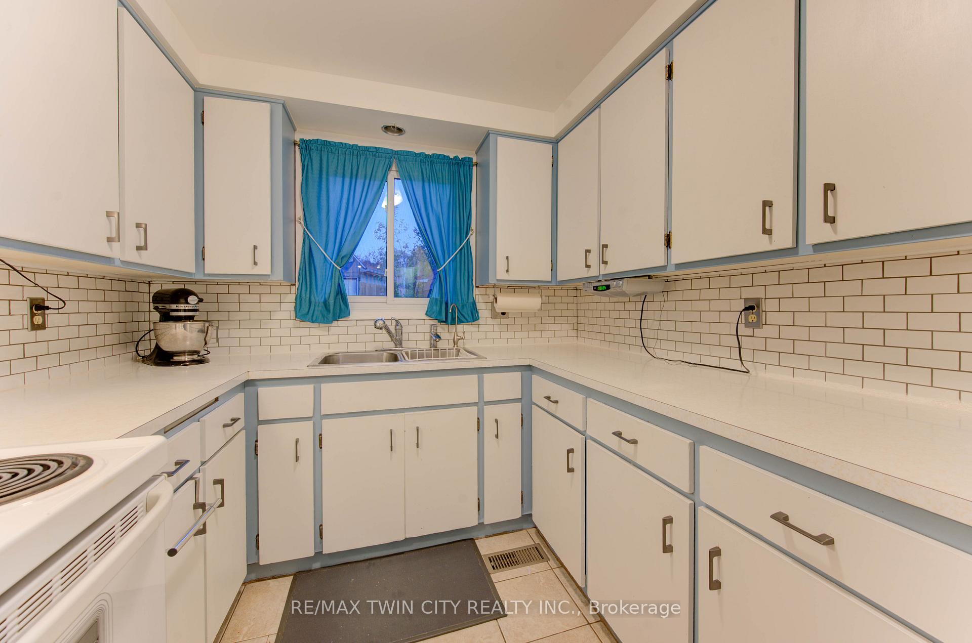 Photo 18 of 114 Selkirk Drive, Kitchener — HOMEH