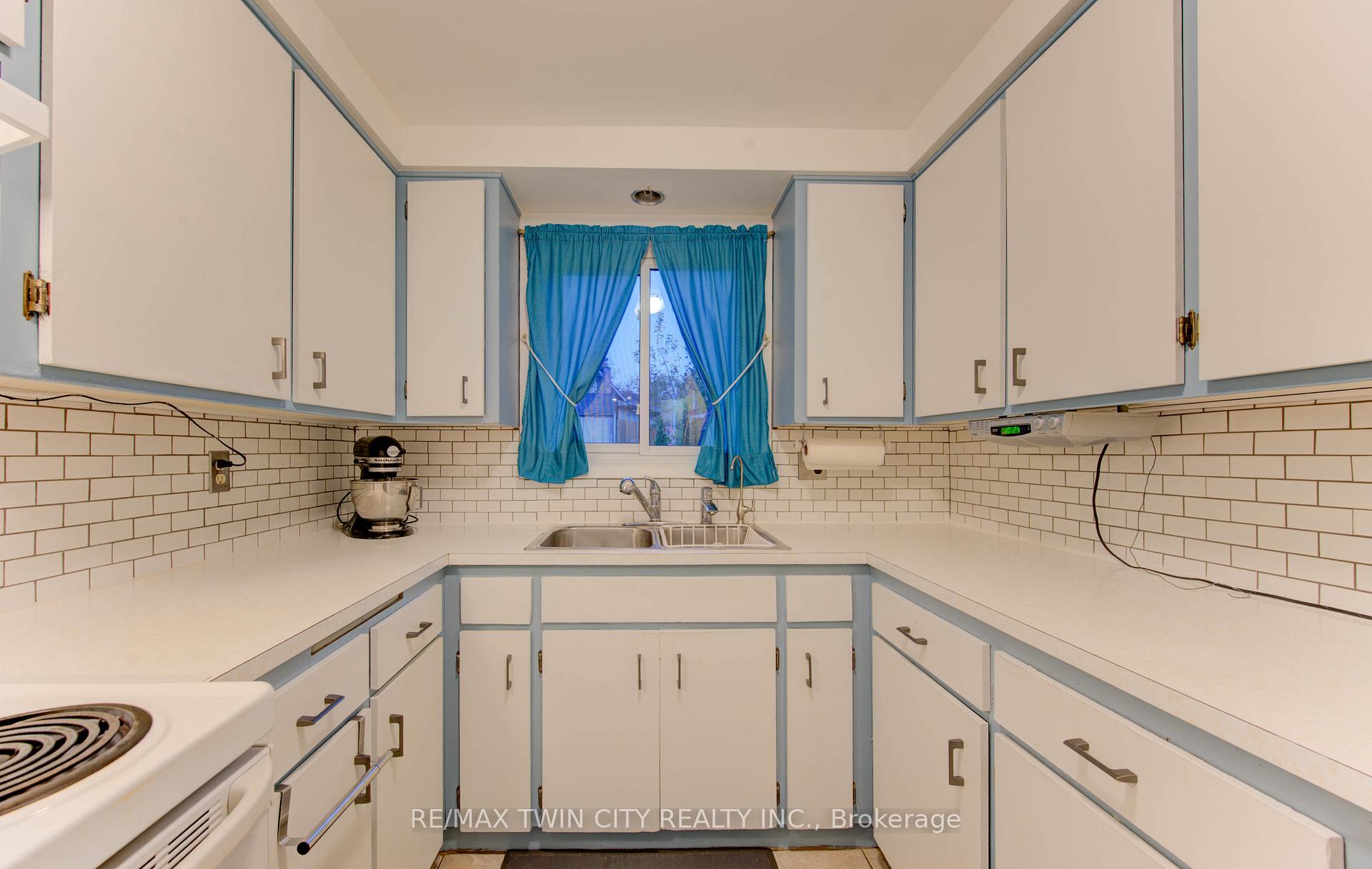 Photo 20 of 114 Selkirk Drive, Kitchener — HOMEH