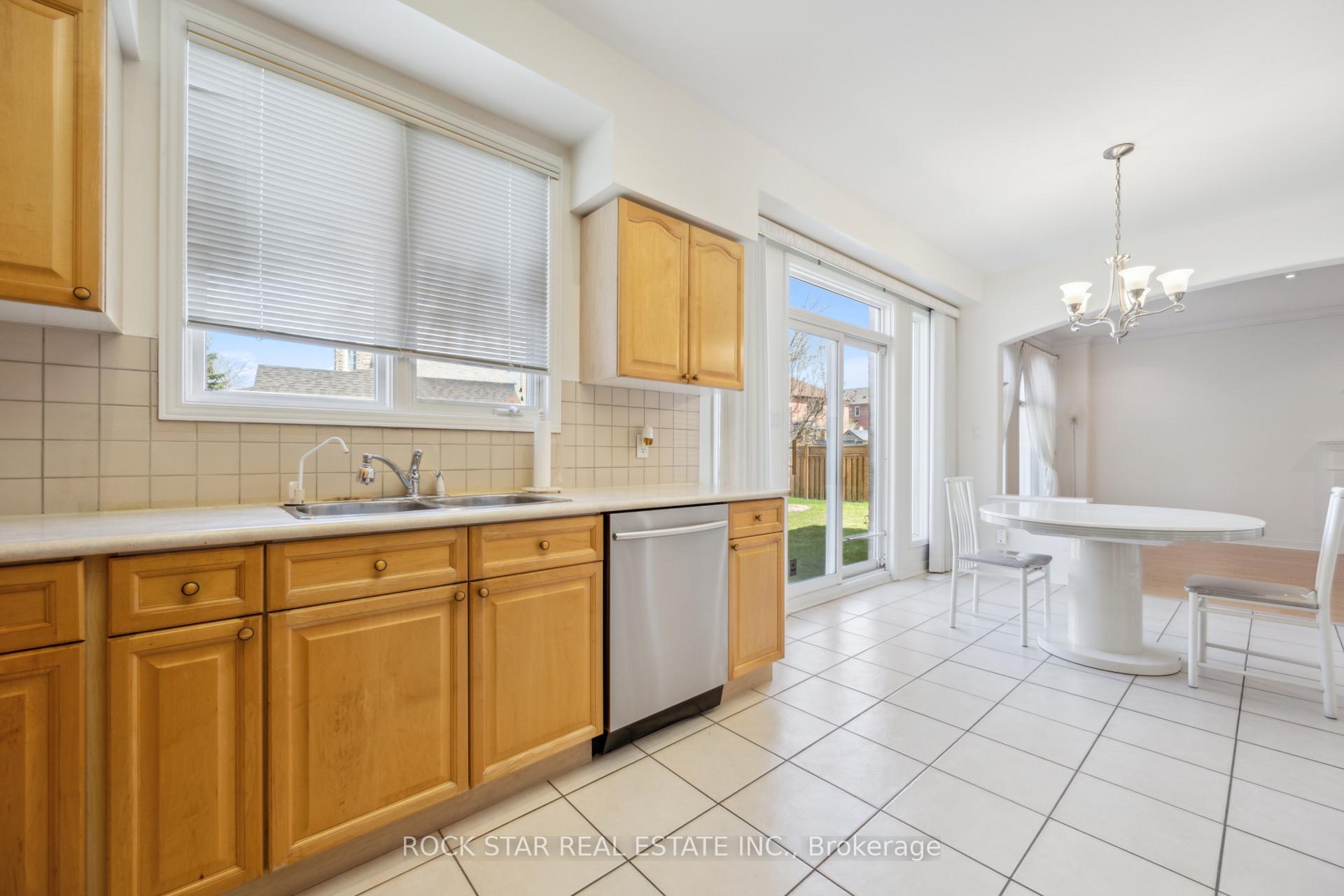 Photo 19 of 18 Burndenford Crescent, Markham, Markville — HOMEH