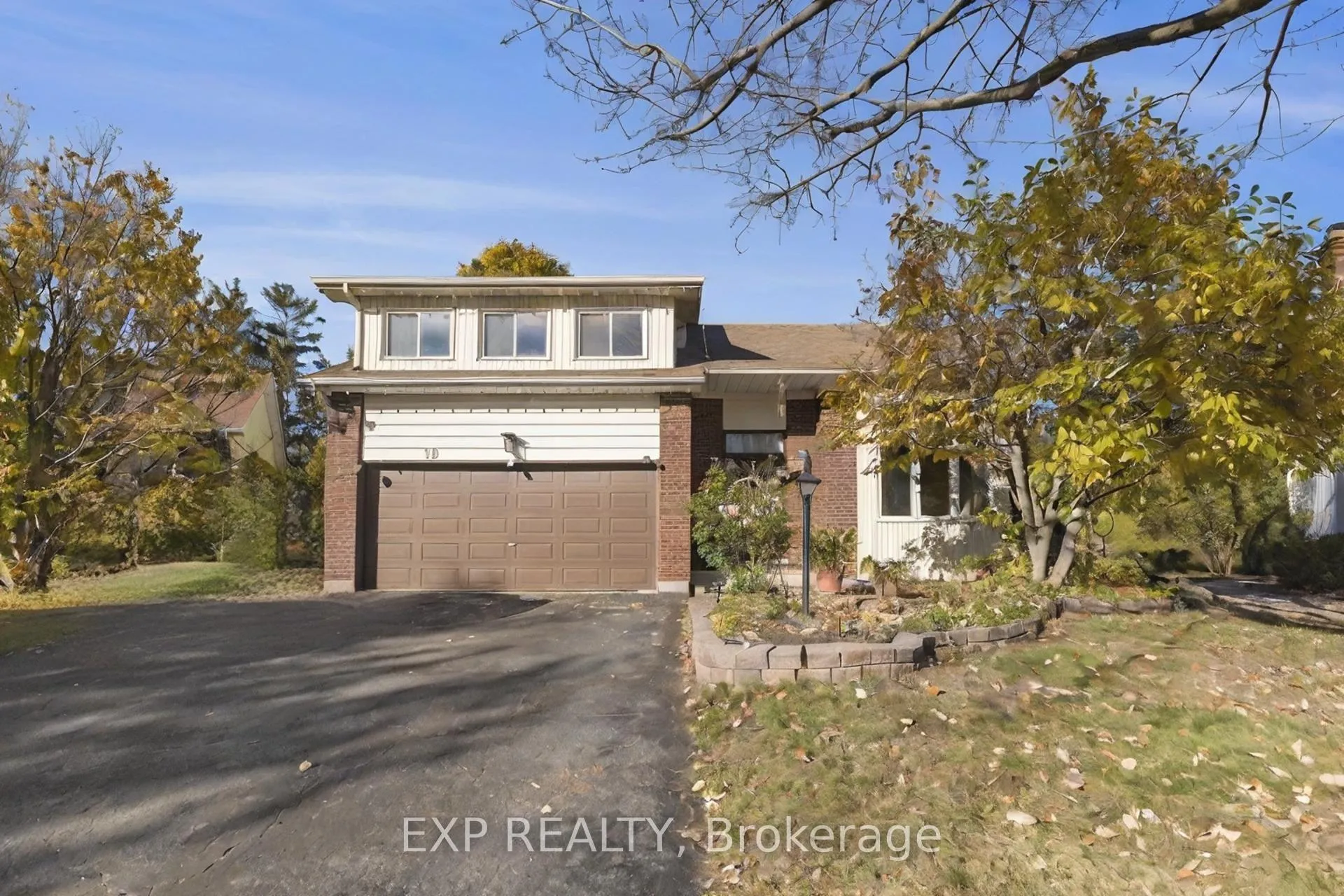 Photo 2 of 10 Pommel Crescent, Ottawa, Kanata - Bridlewood — HOMEH