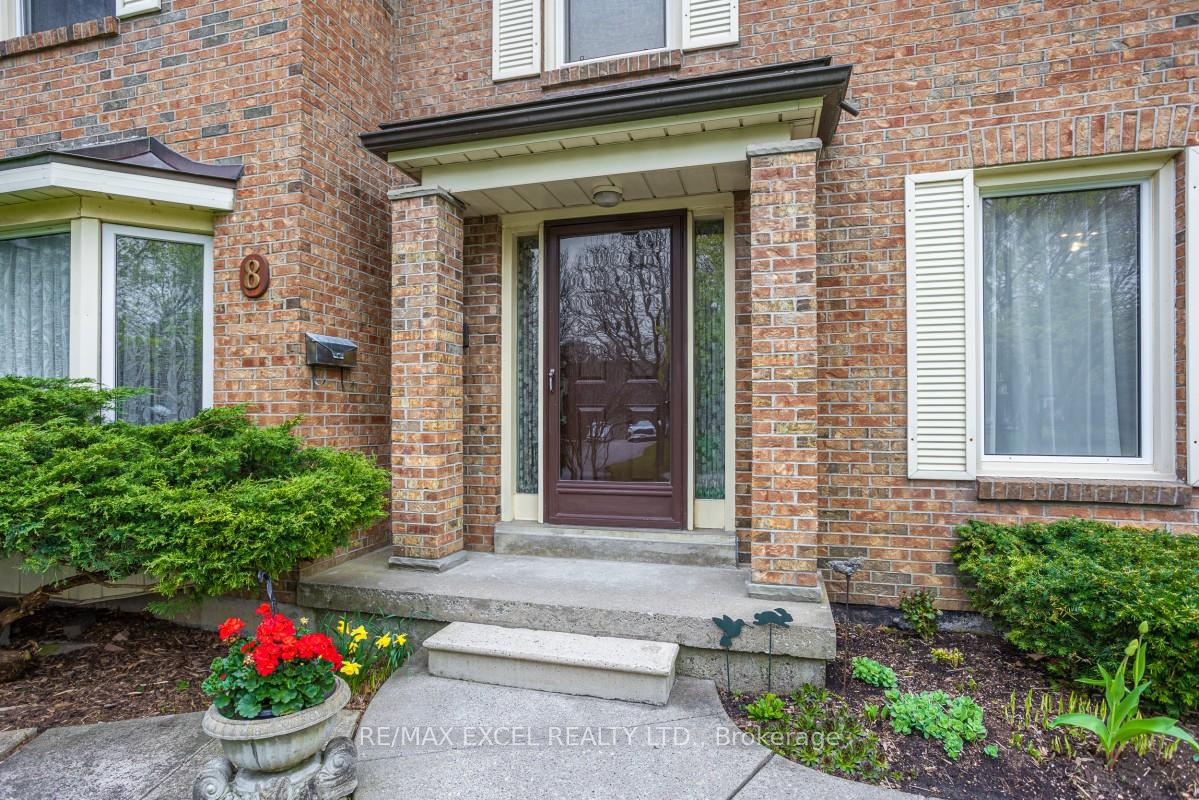 Photo 7 of 8 Boyd Court, Markham, Victoria Square — HOMEH