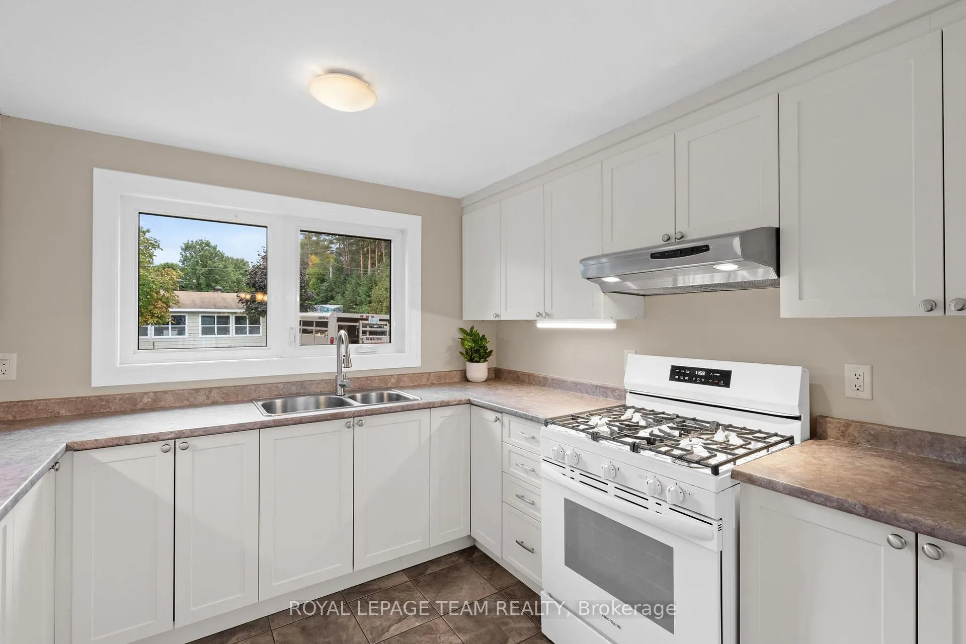Photo 17 of 1119 Firefly Lane, Ottawa, Manotick South to Roger Stevens — HOMEH