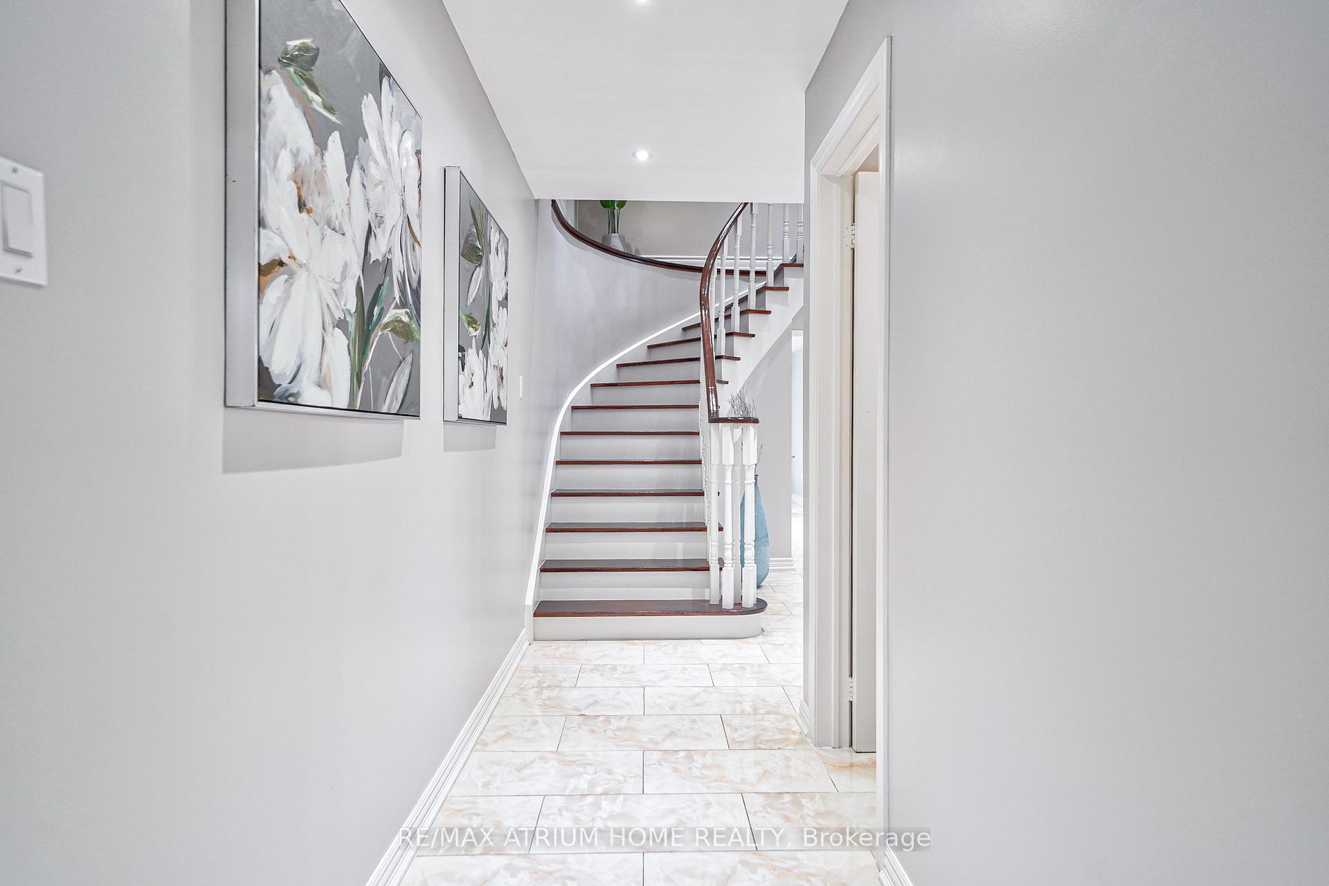 Photo 8 of 10 Olivewood Drive, Markham, Middlefield — HOMEH