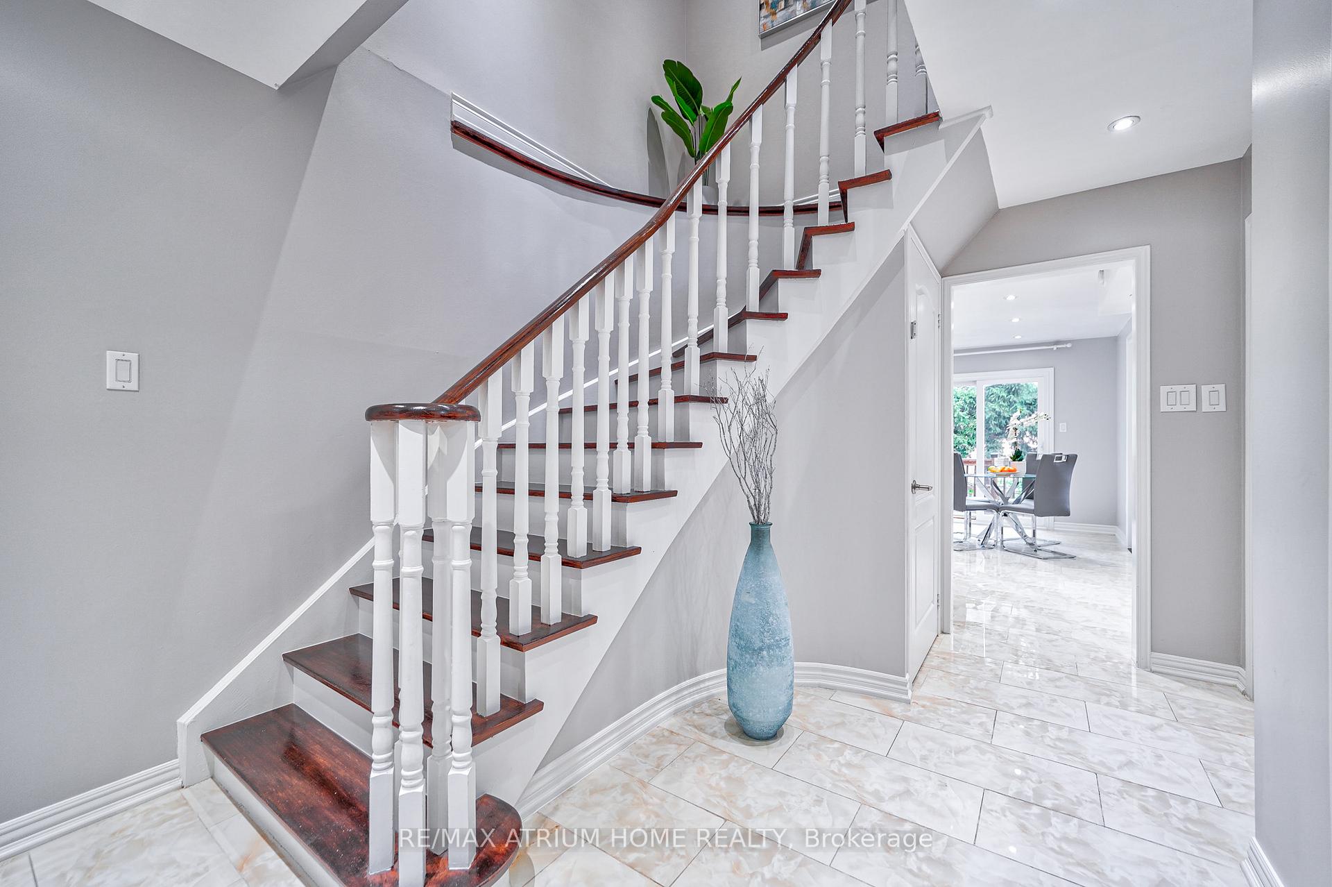Photo 11 of 10 Olivewood Drive, Markham, Middlefield — HOMEH