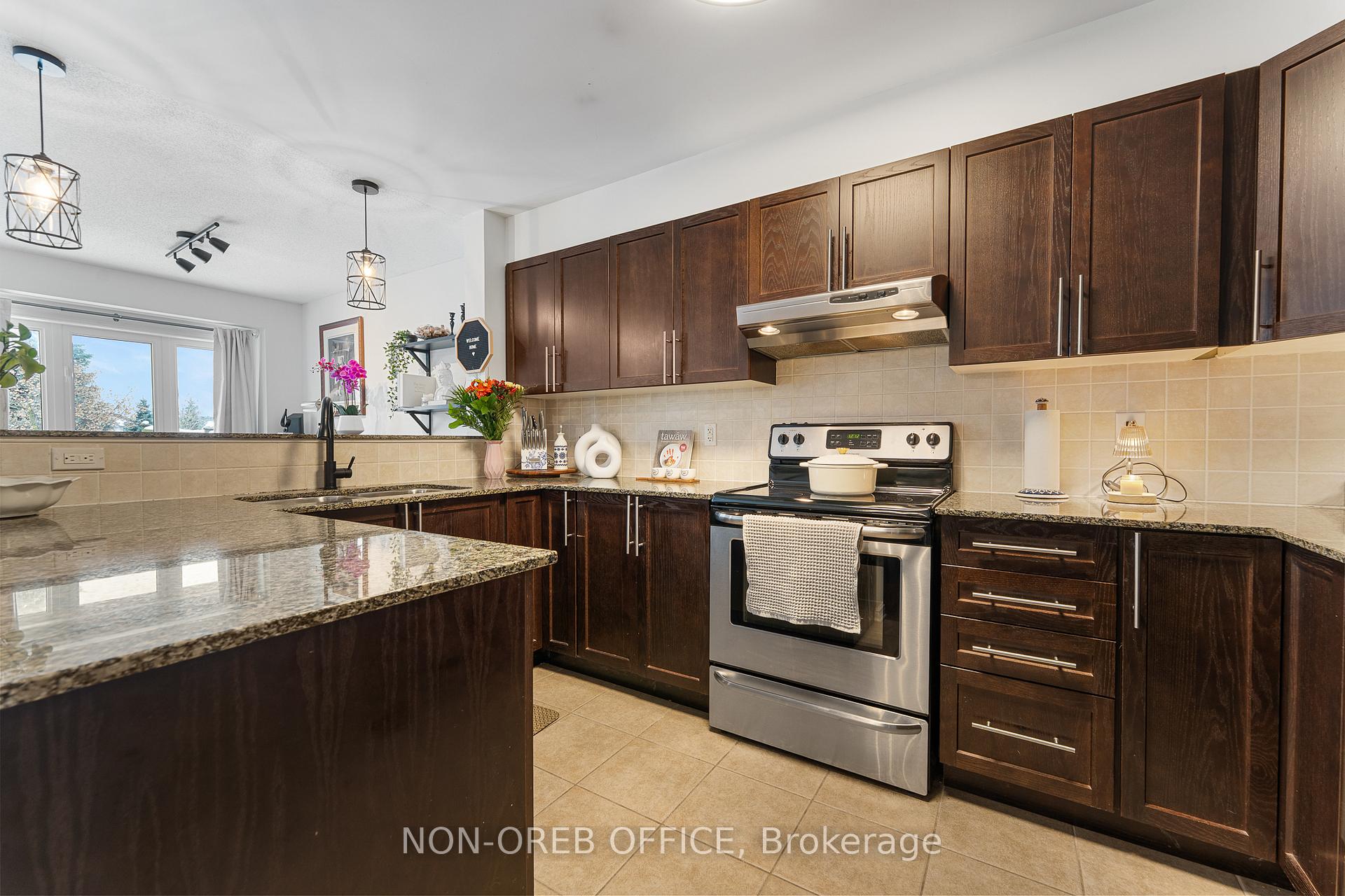 Photo 10 of 202 Arrita Street, Ottawa, Kanata - Emerald Meadows/Trailwest — HOMEH