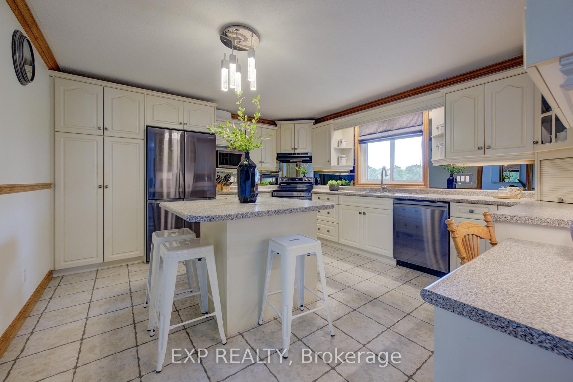 Photo 12 of 7998 Wellington Rd 7, Mapleton, Rural Mapleton — HOMEH