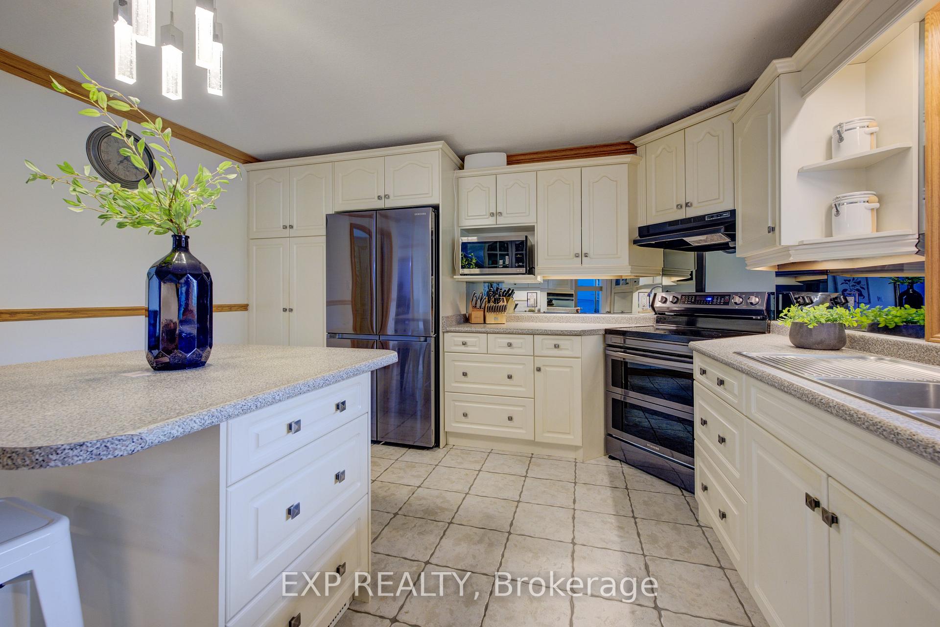 Photo 14 of 7998 Wellington Rd 7, Mapleton, Rural Mapleton — HOMEH