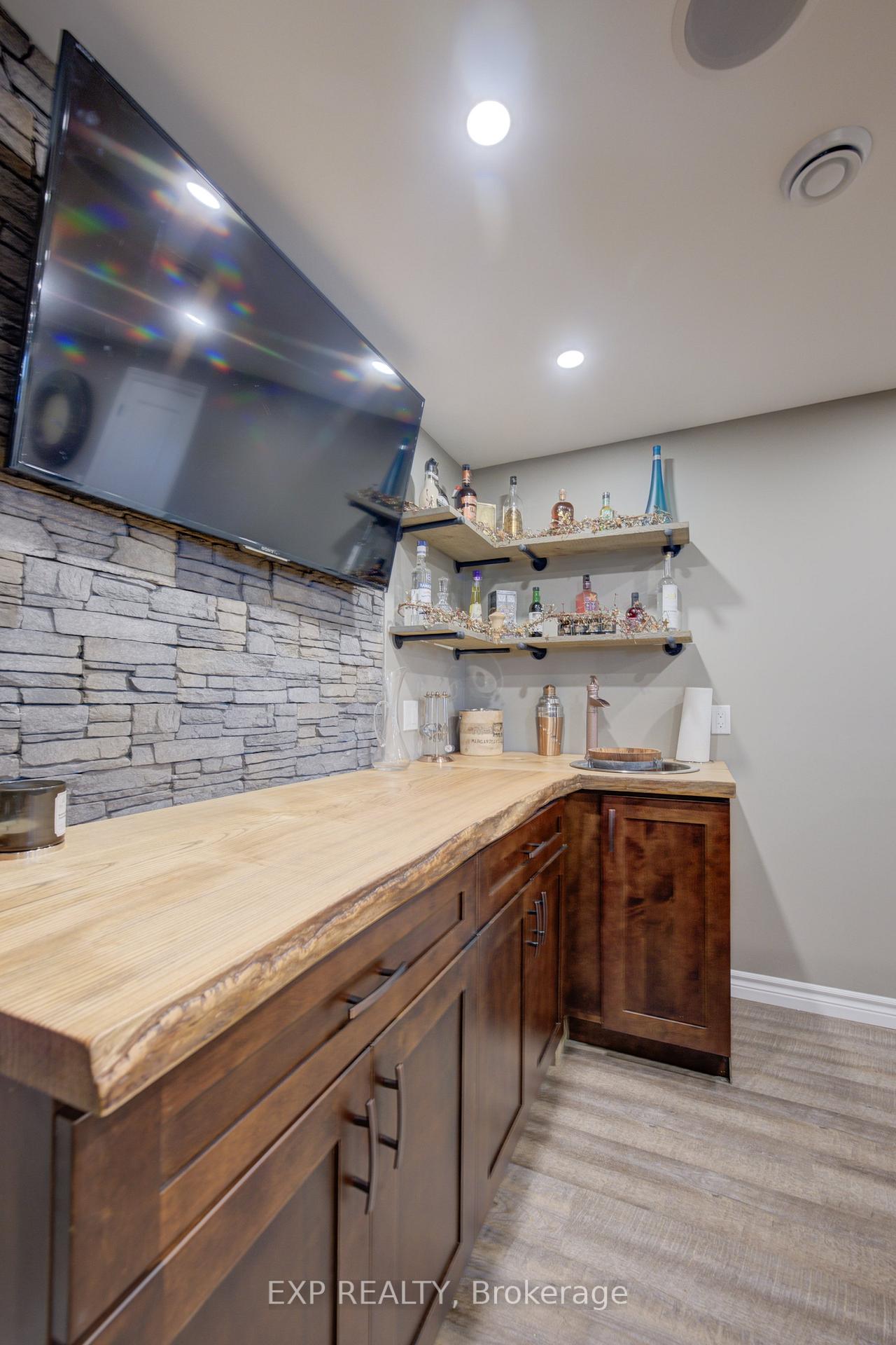 Photo 32 of 7998 Wellington Rd 7, Mapleton, Rural Mapleton — HOMEH