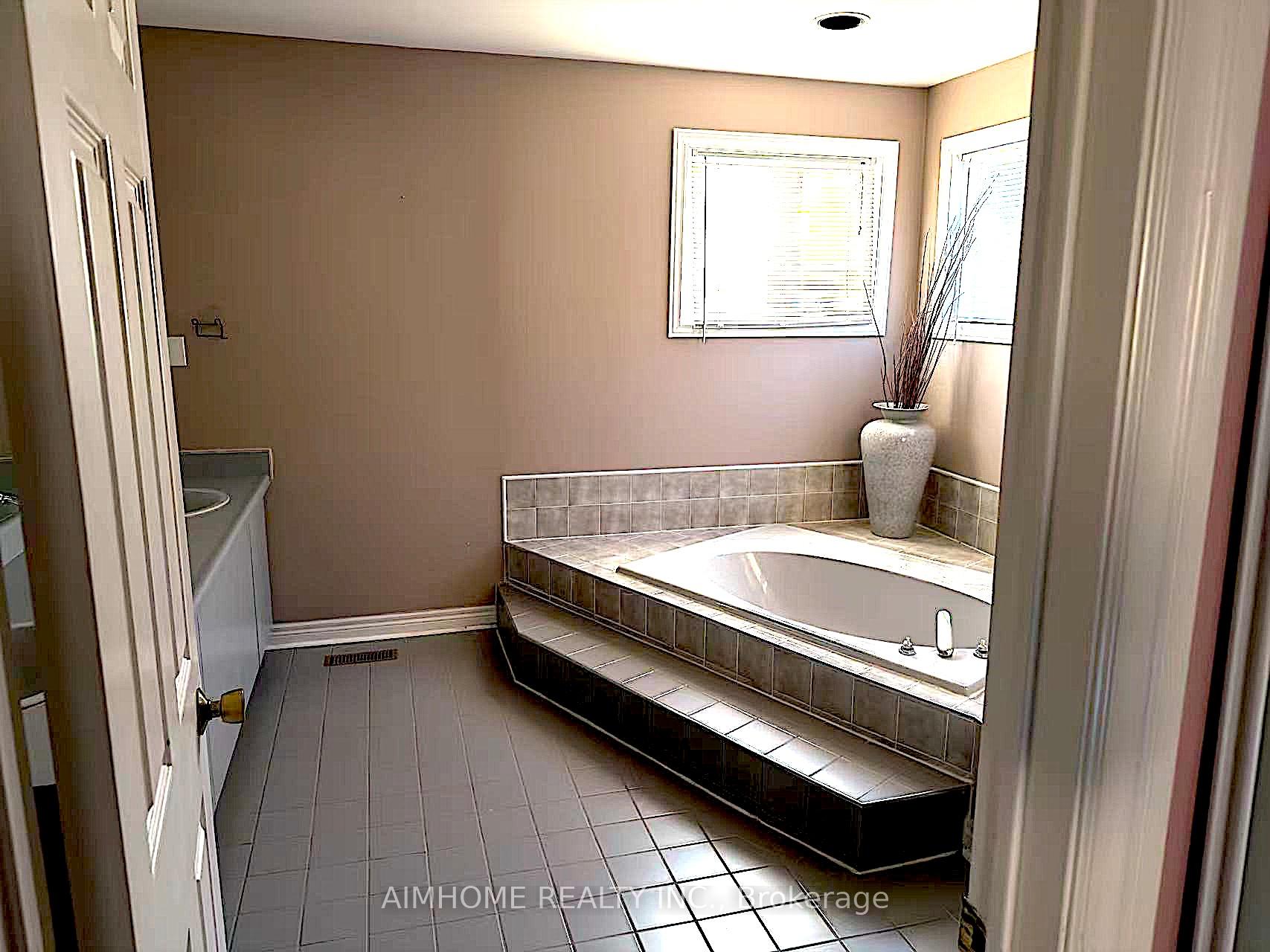 Photo 17 of 52 Brooklyn Crescent, Markham, Markville — HOMEH