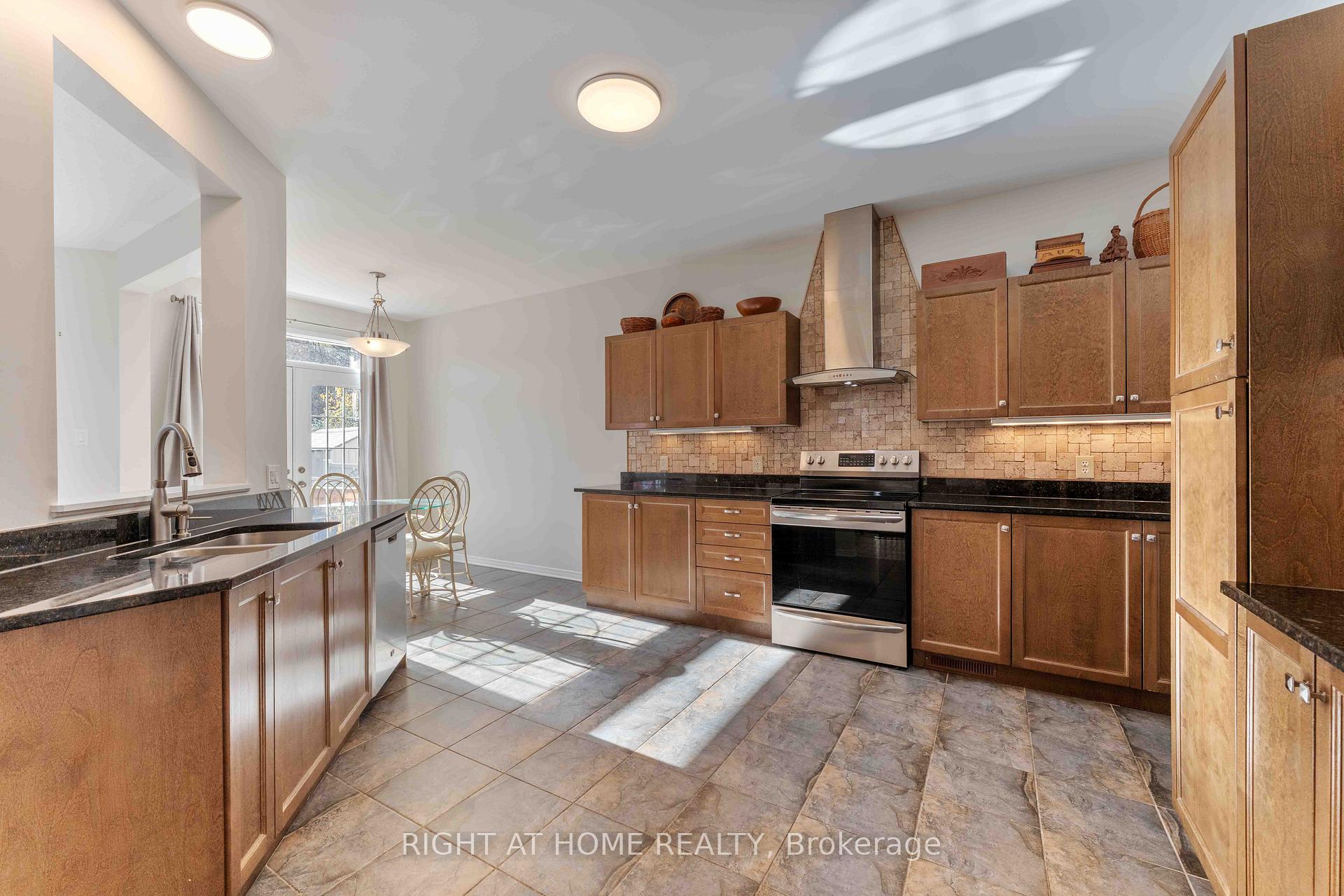 Photo 14 of 316 Maxwell Bridge Road, Ottawa, Kanata - Morgan's Grant/South March — HOMEH