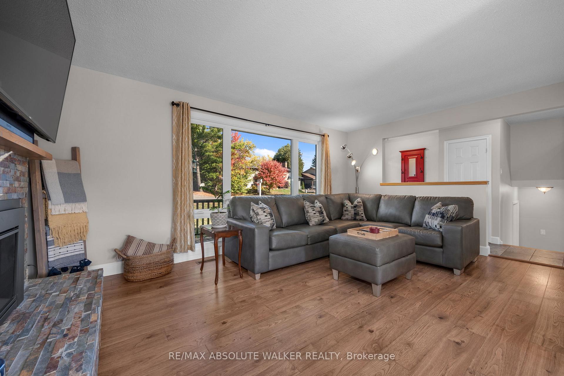 Photo 4 of 5298 Hillcrest Drive, Ottawa, Manotick Long Island & Nicholls Island — HOMEH