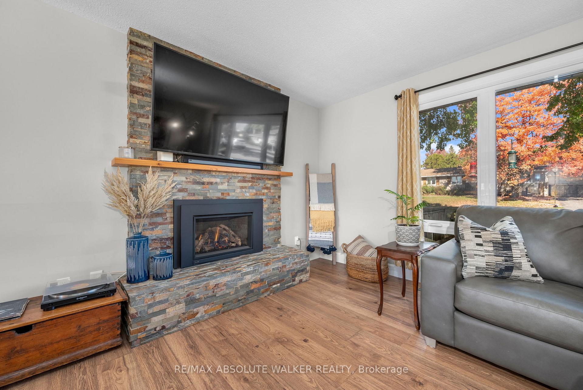 Photo 5 of 5298 Hillcrest Drive, Ottawa, Manotick Long Island & Nicholls Island — HOMEH