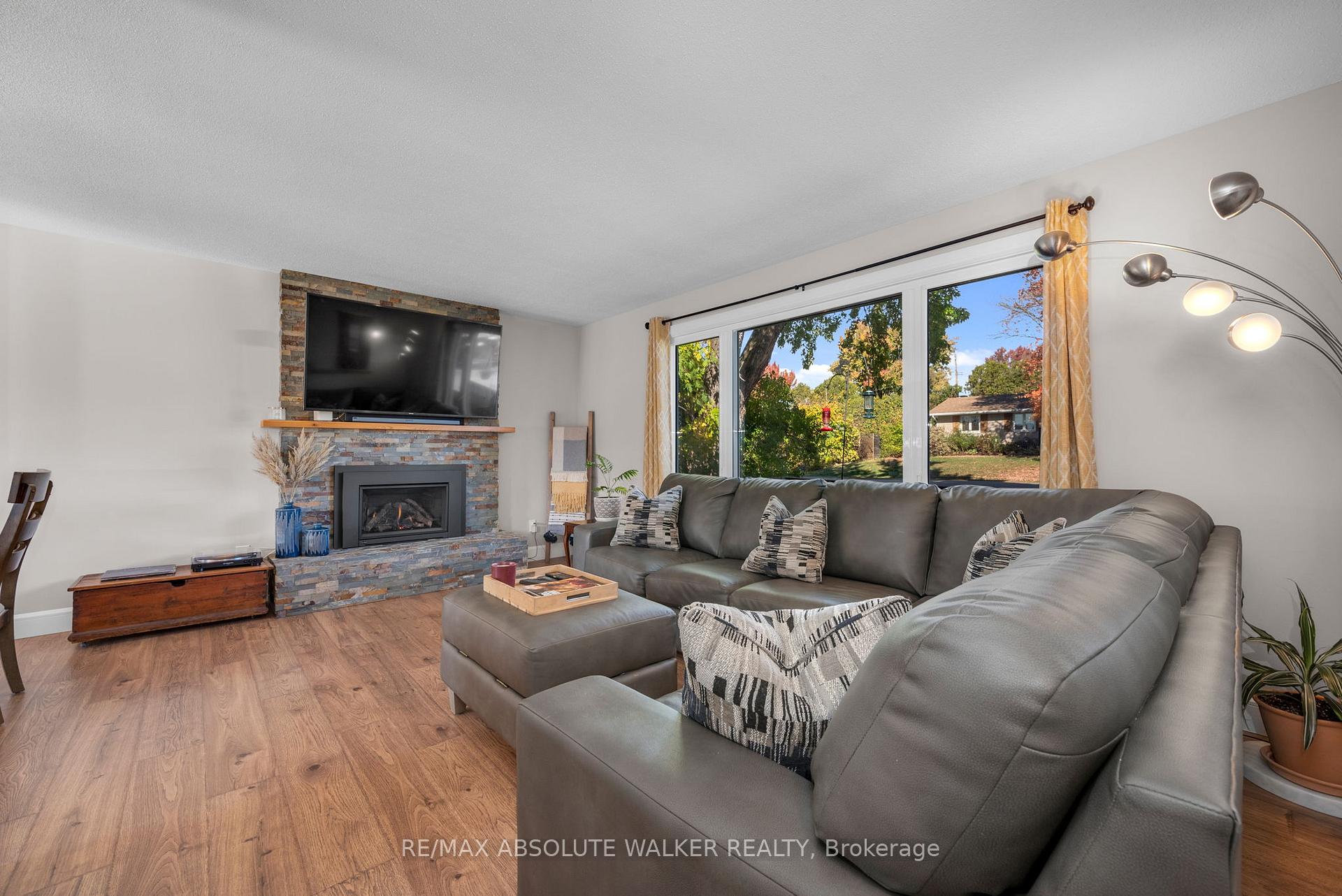 Photo 6 of 5298 Hillcrest Drive, Ottawa, Manotick Long Island & Nicholls Island — HOMEH