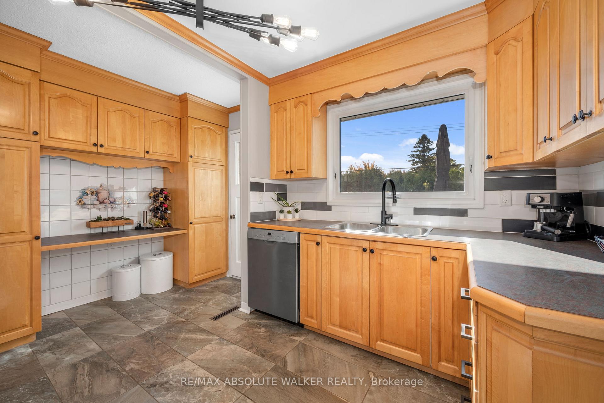 Photo 11 of 5298 Hillcrest Drive, Ottawa, Manotick Long Island & Nicholls Island — HOMEH