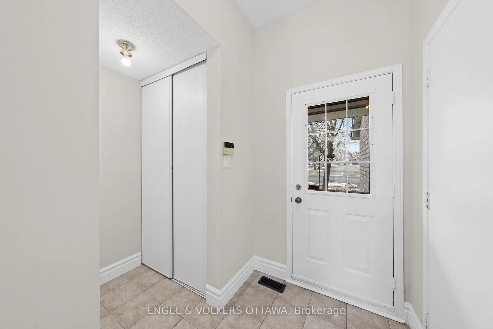 Photo 5 of 526 Meadowbreeze Drive, Ottawa, Kanata - Emerald Meadows/Trailwest — HOMEH