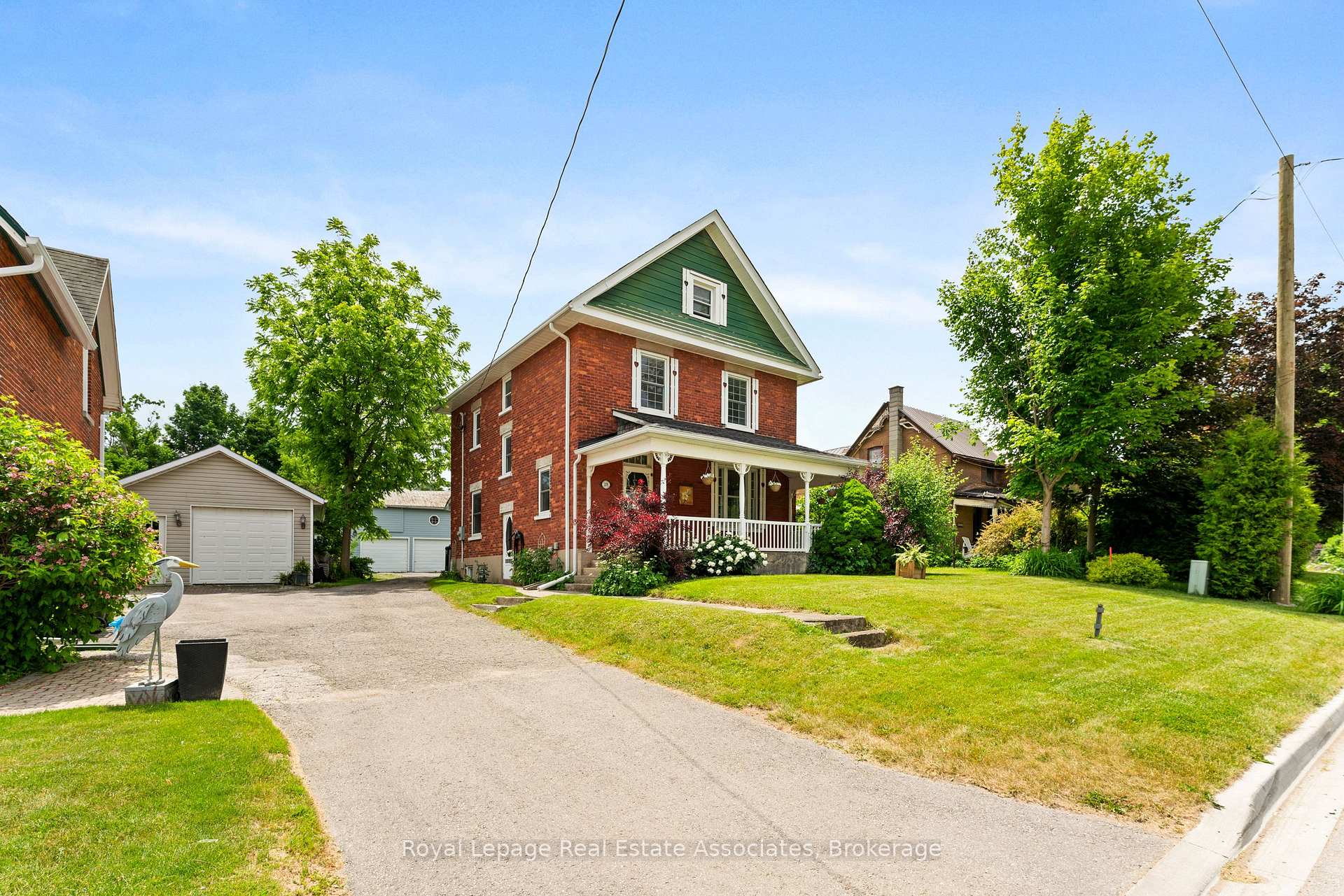 Photo 2 of 1379 Killarney Beach Road, Innisfil, Lefroy — HOMEH