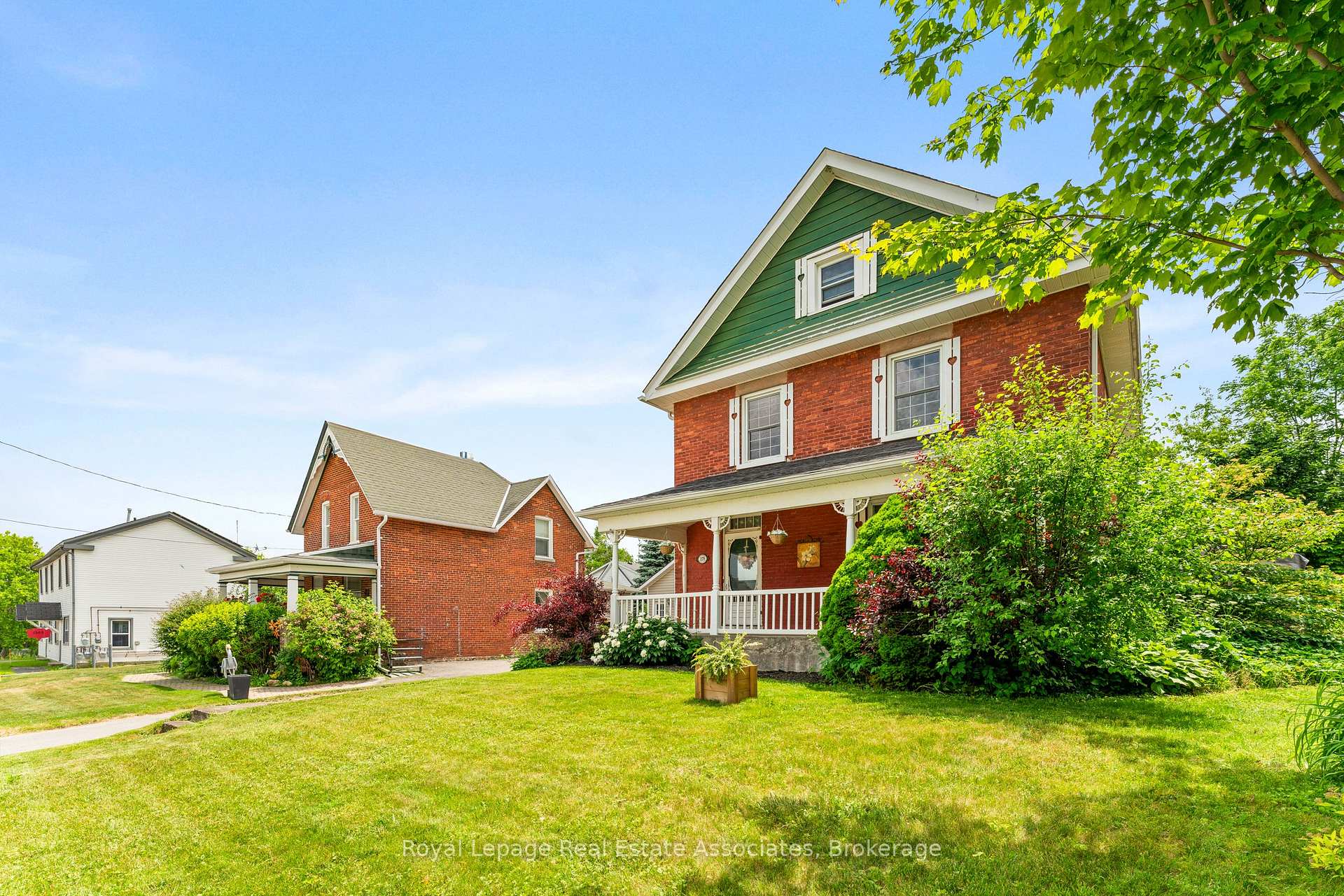 Photo 3 of 1379 Killarney Beach Road, Innisfil, Lefroy — HOMEH