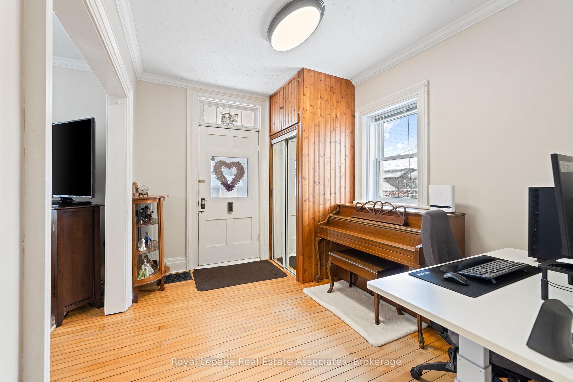 Photo 4 of 1379 Killarney Beach Road, Innisfil, Lefroy — HOMEH