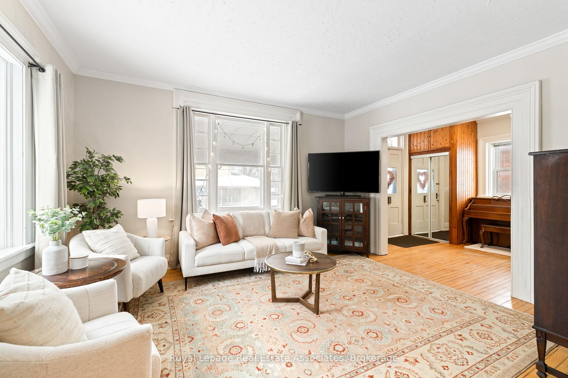 Photo 7 of 1379 Killarney Beach Road, Innisfil, Lefroy — HOMEH