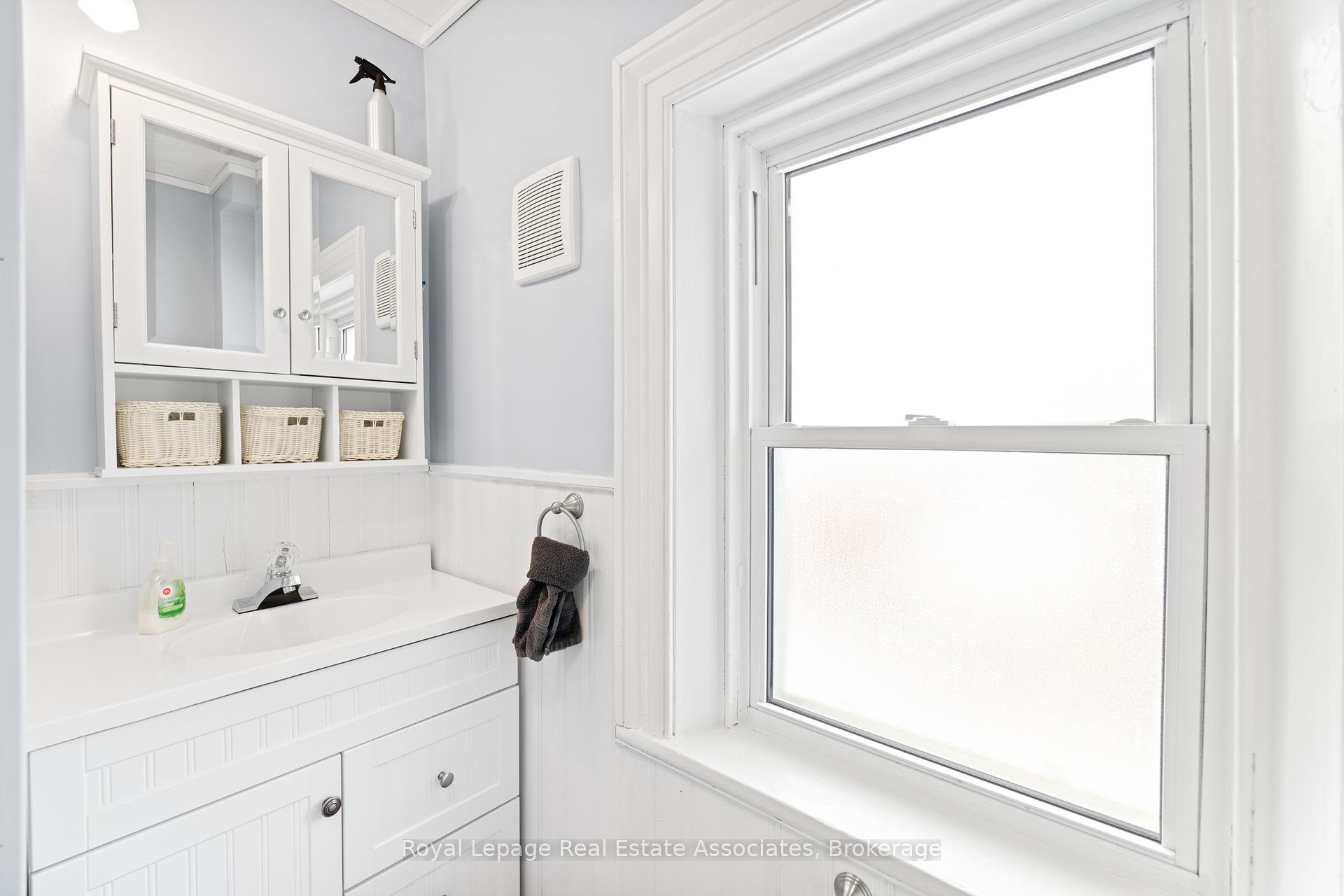 Photo 23 of 1379 Killarney Beach Road, Innisfil, Lefroy — HOMEH