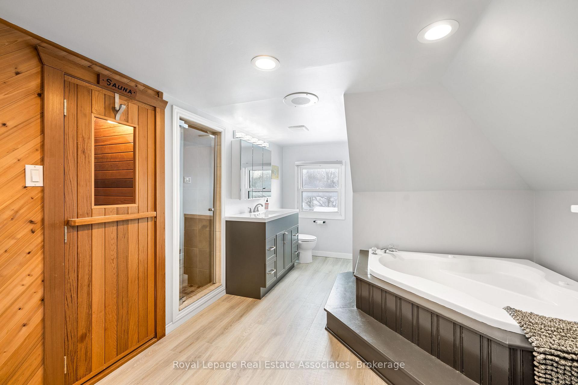 Photo 28 of 1379 Killarney Beach Road, Innisfil, Lefroy — HOMEH