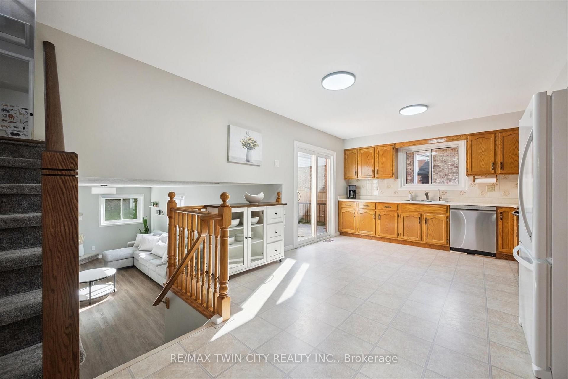 Photo 12 of 115 Yellow Birch Drive, Kitchener — HOMEH