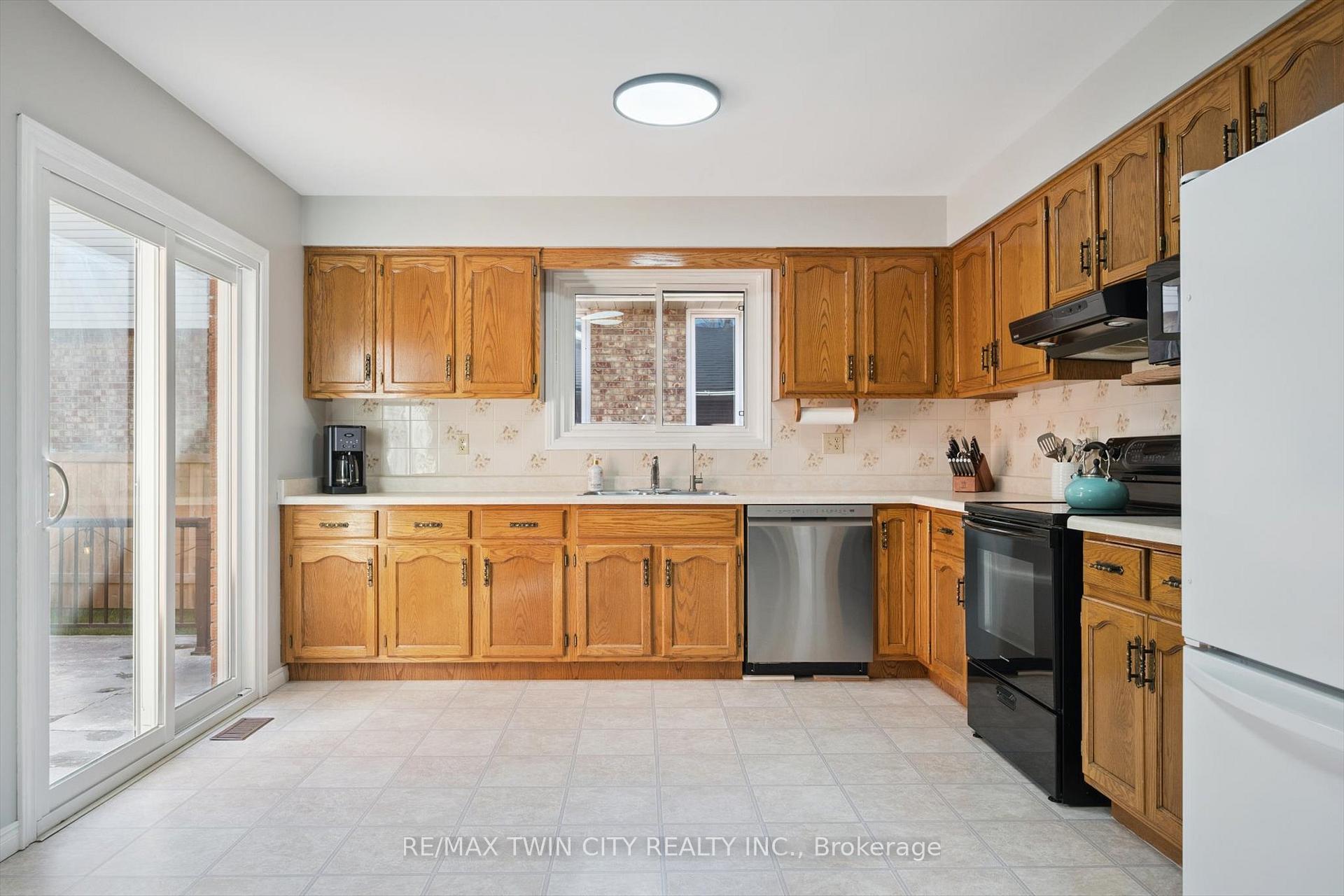 Photo 13 of 115 Yellow Birch Drive, Kitchener — HOMEH