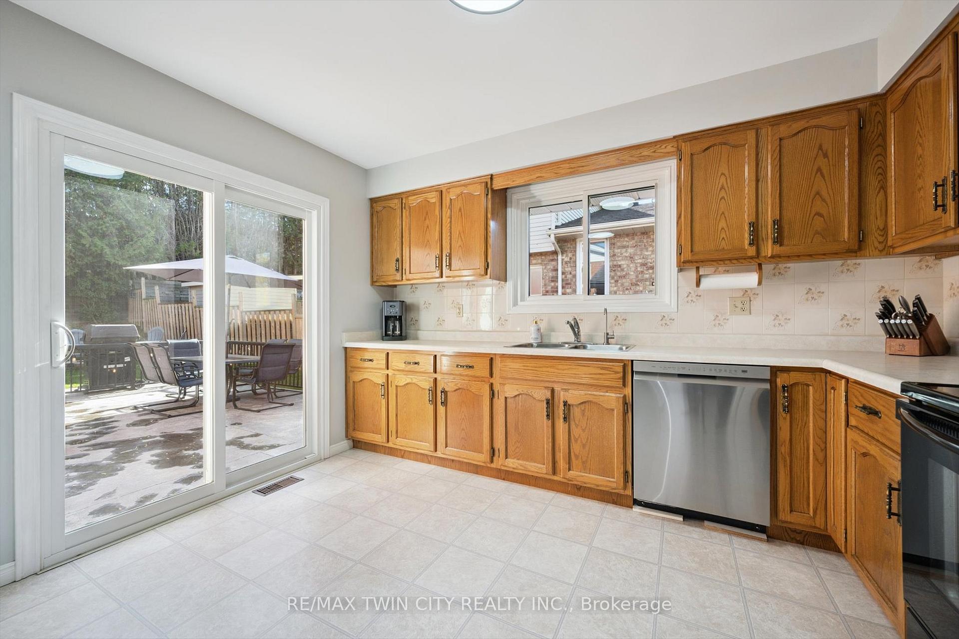 Photo 14 of 115 Yellow Birch Drive, Kitchener — HOMEH