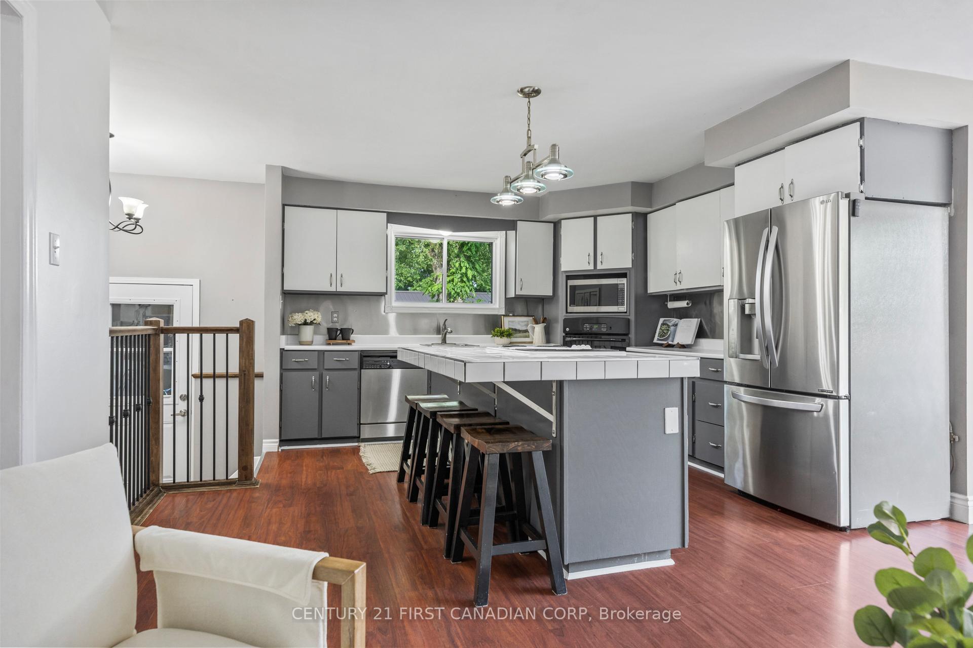 Photo 10 of 122 Nicoline Avenue, Lucan Biddulph, Lucan — HOMEH