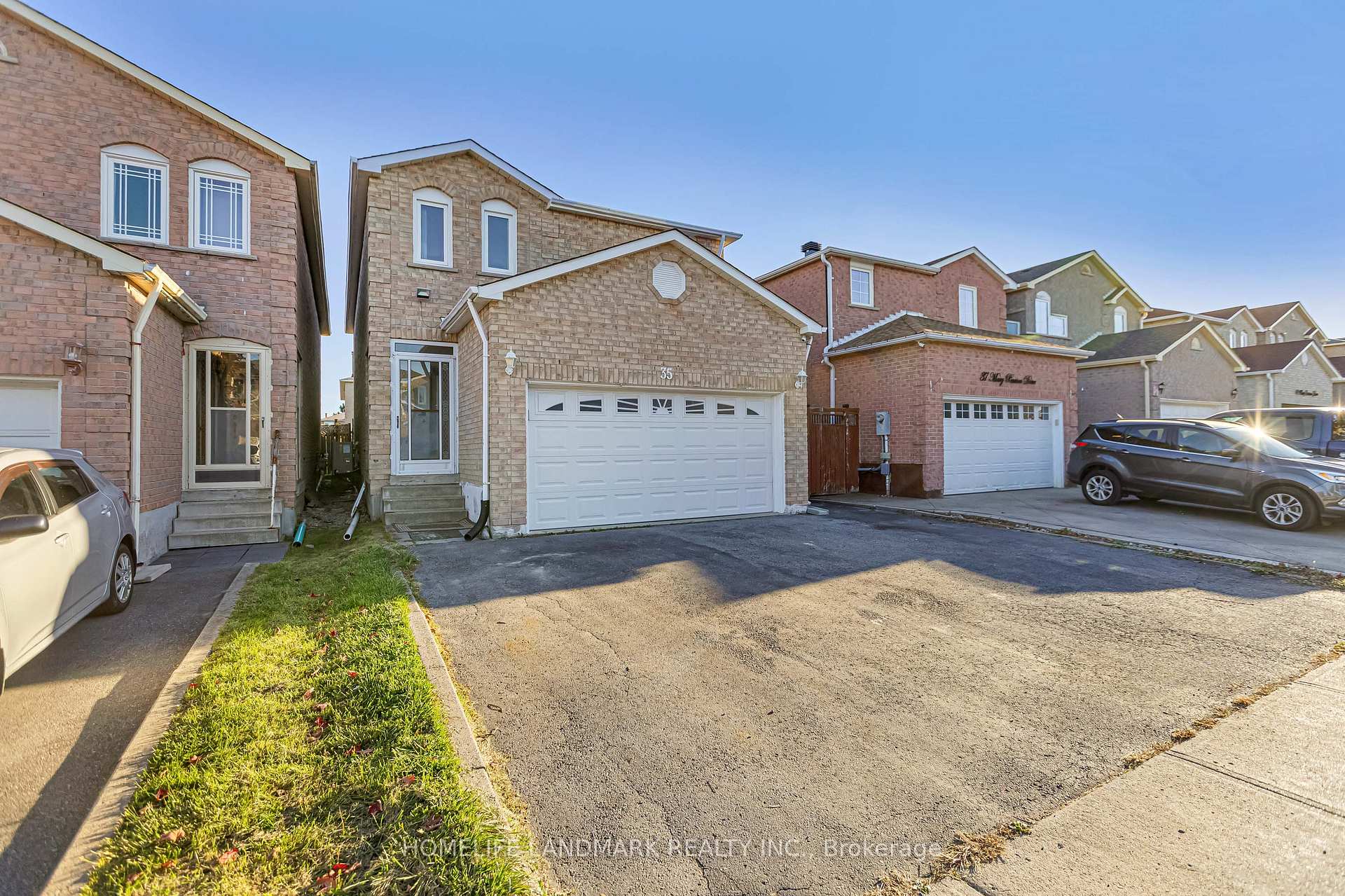 Photo 5 of 35 Mary Pearson Drive, Markham, Middlefield — HOMEH