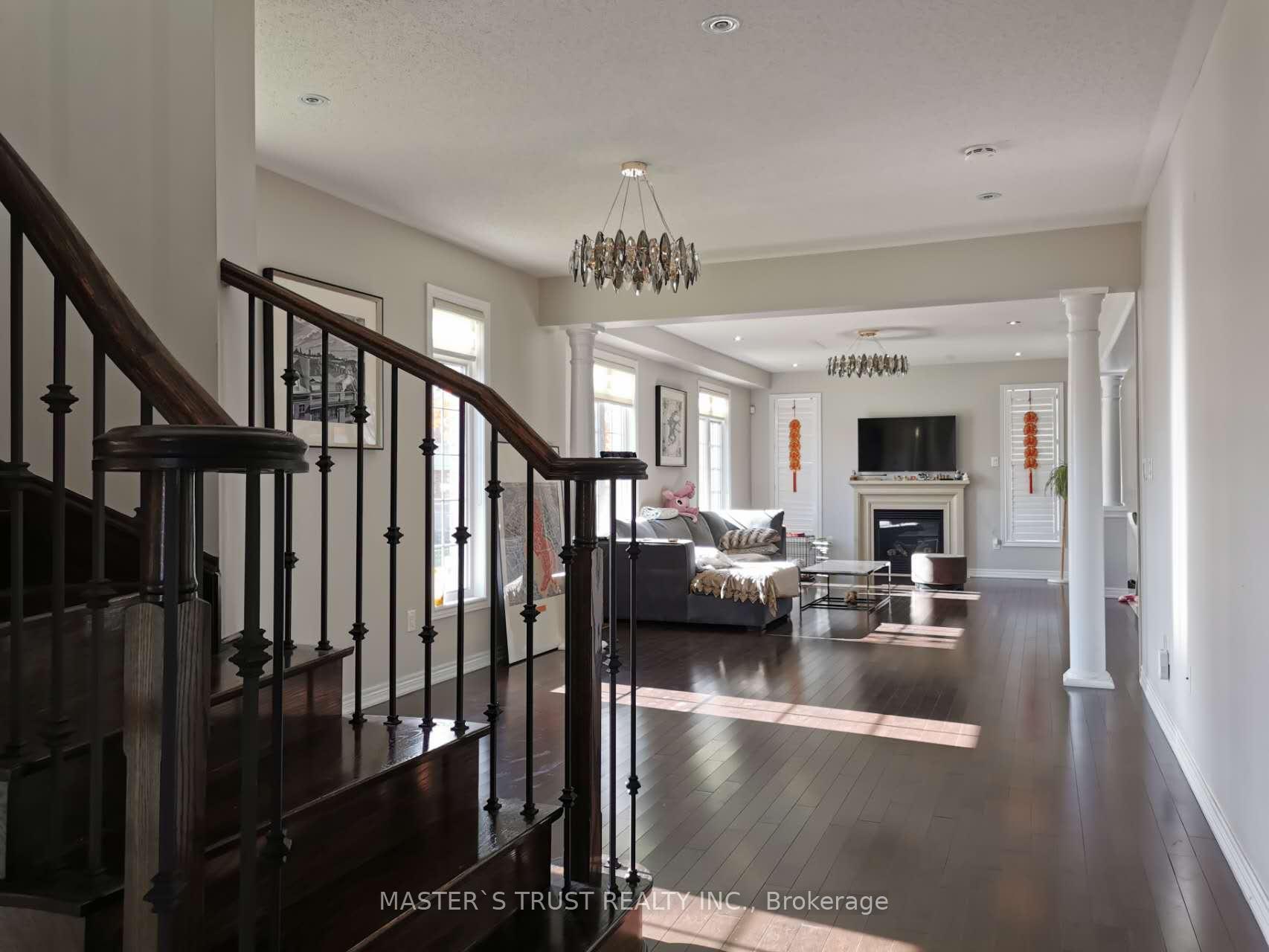 Photo 4 of 16 William Bartlett Drive, Markham, Berczy — HOMEH