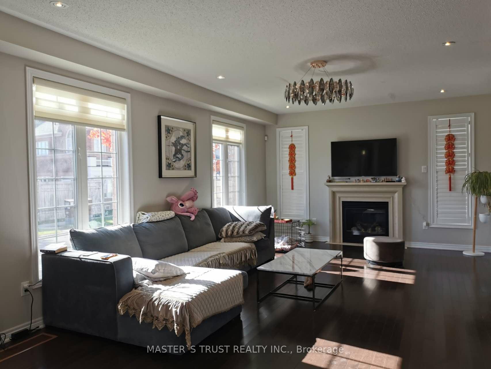 Photo 5 of 16 William Bartlett Drive, Markham, Berczy — HOMEH