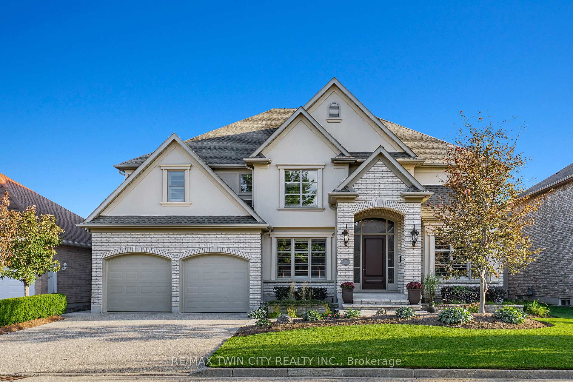 Photo 2 of 541 Falconridge Crescent, Kitchener — HOMEH