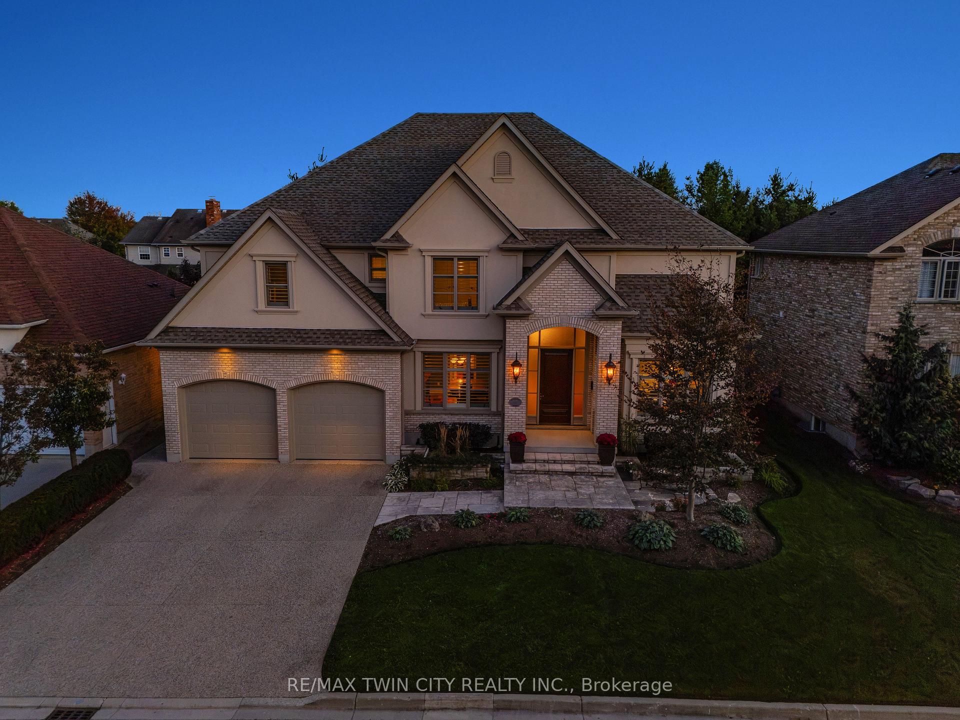 Photo 3 of 541 Falconridge Crescent, Kitchener — HOMEH