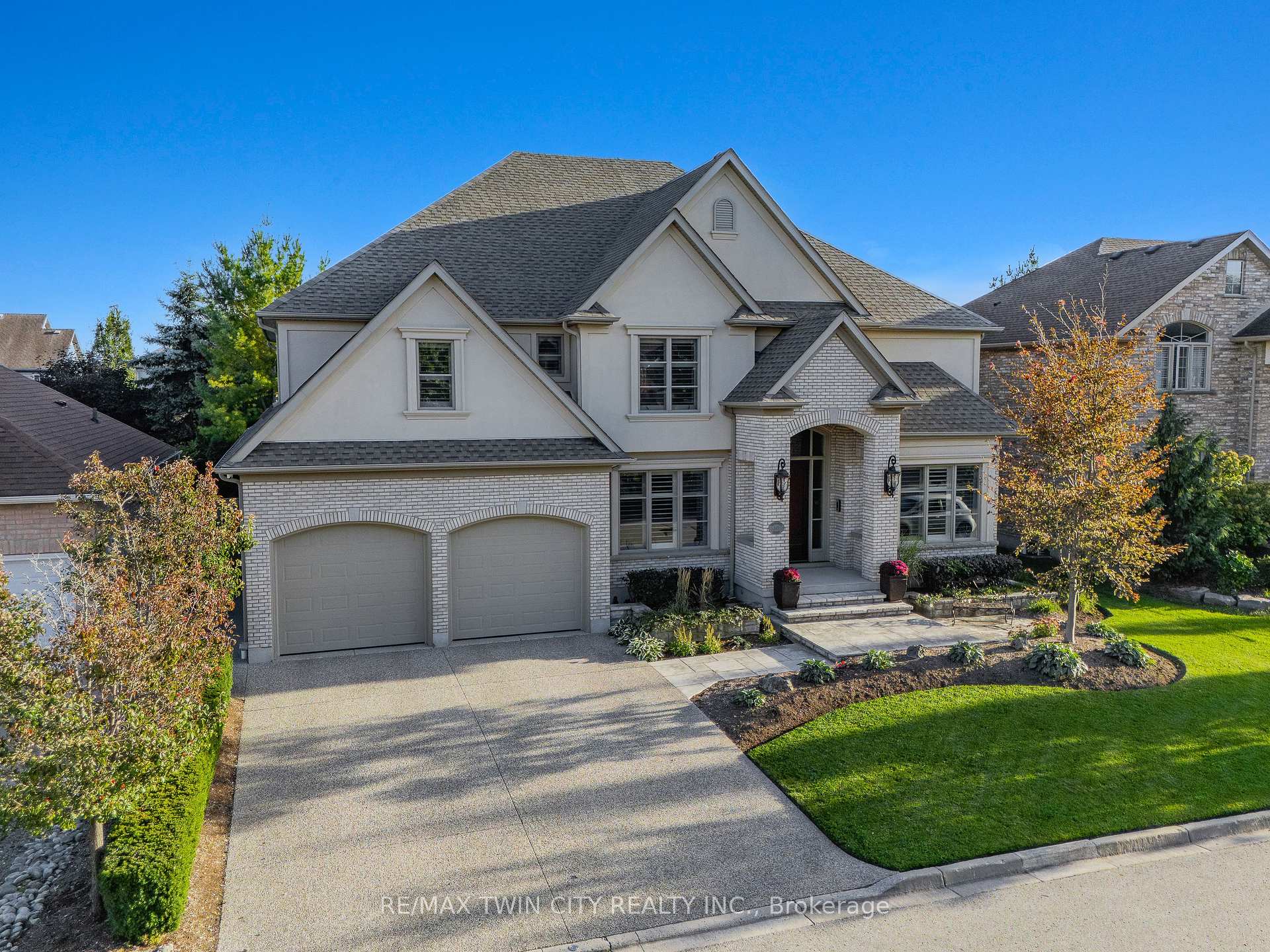 Photo 5 of 541 Falconridge Crescent, Kitchener — HOMEH