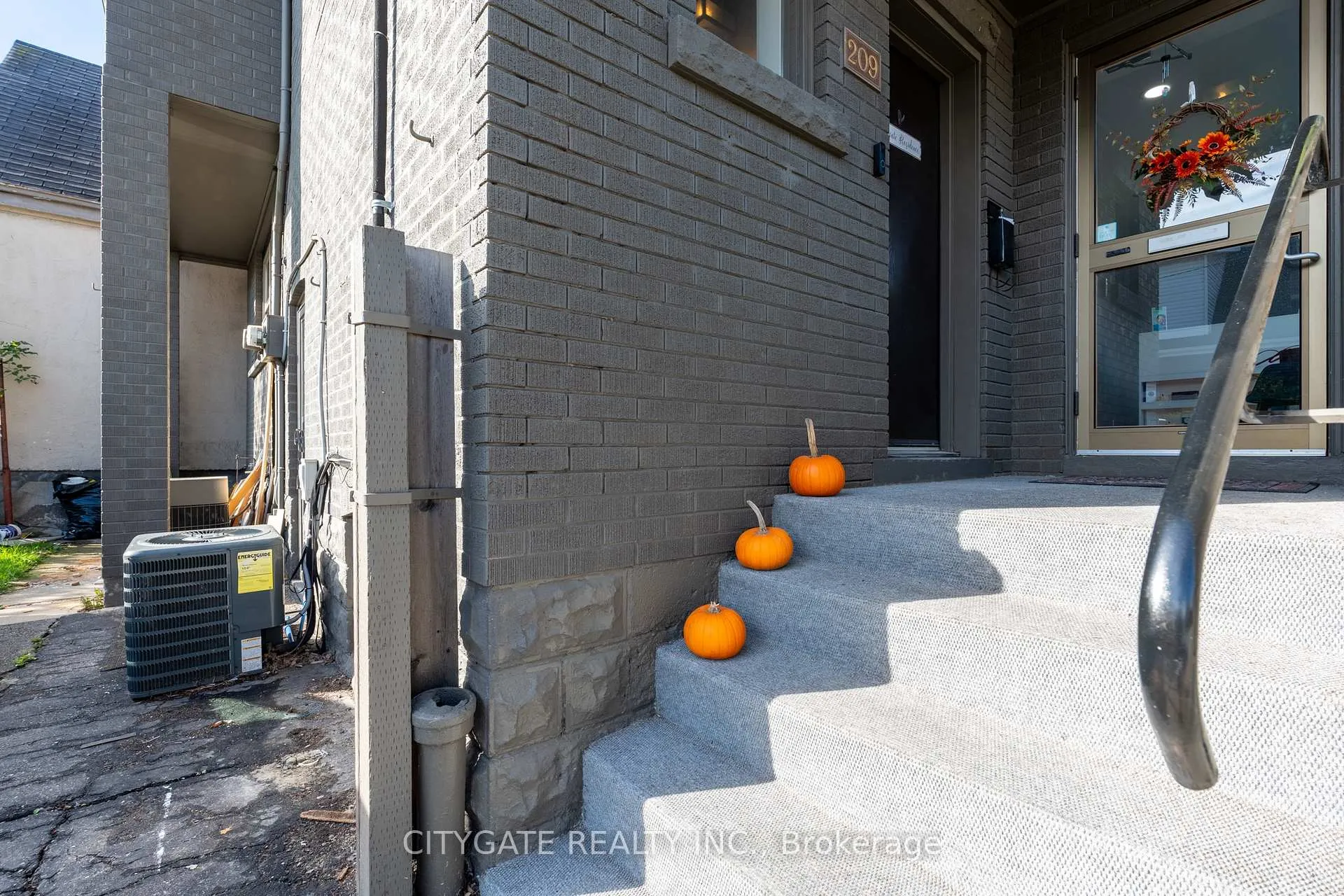 Photo 3 of Unit 2, 209 Homewood Avenue, Hamilton, Kirkendall — HOMEH