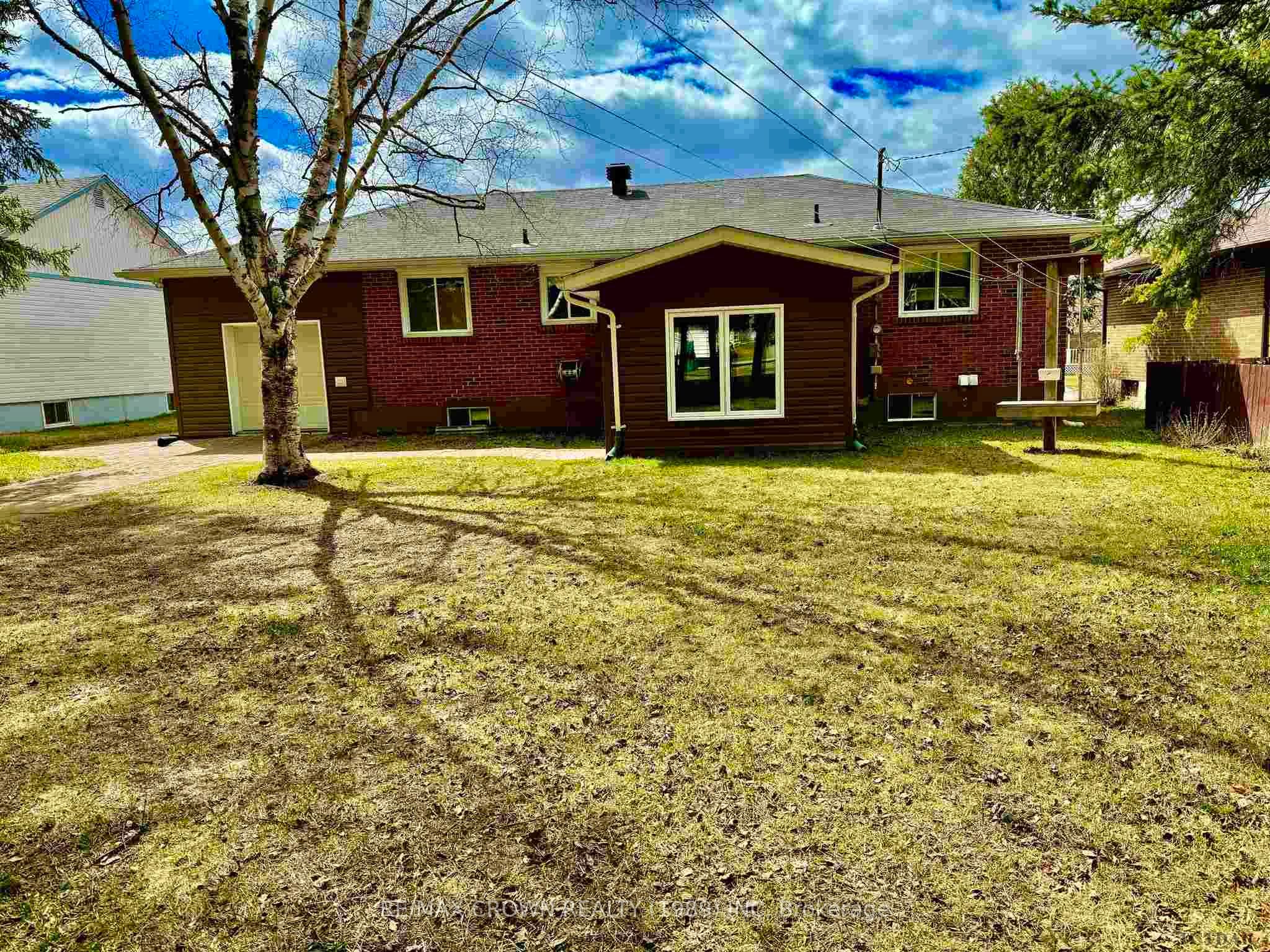Photo 3 of 19 Albany Street, Kapuskasing — HOMEH